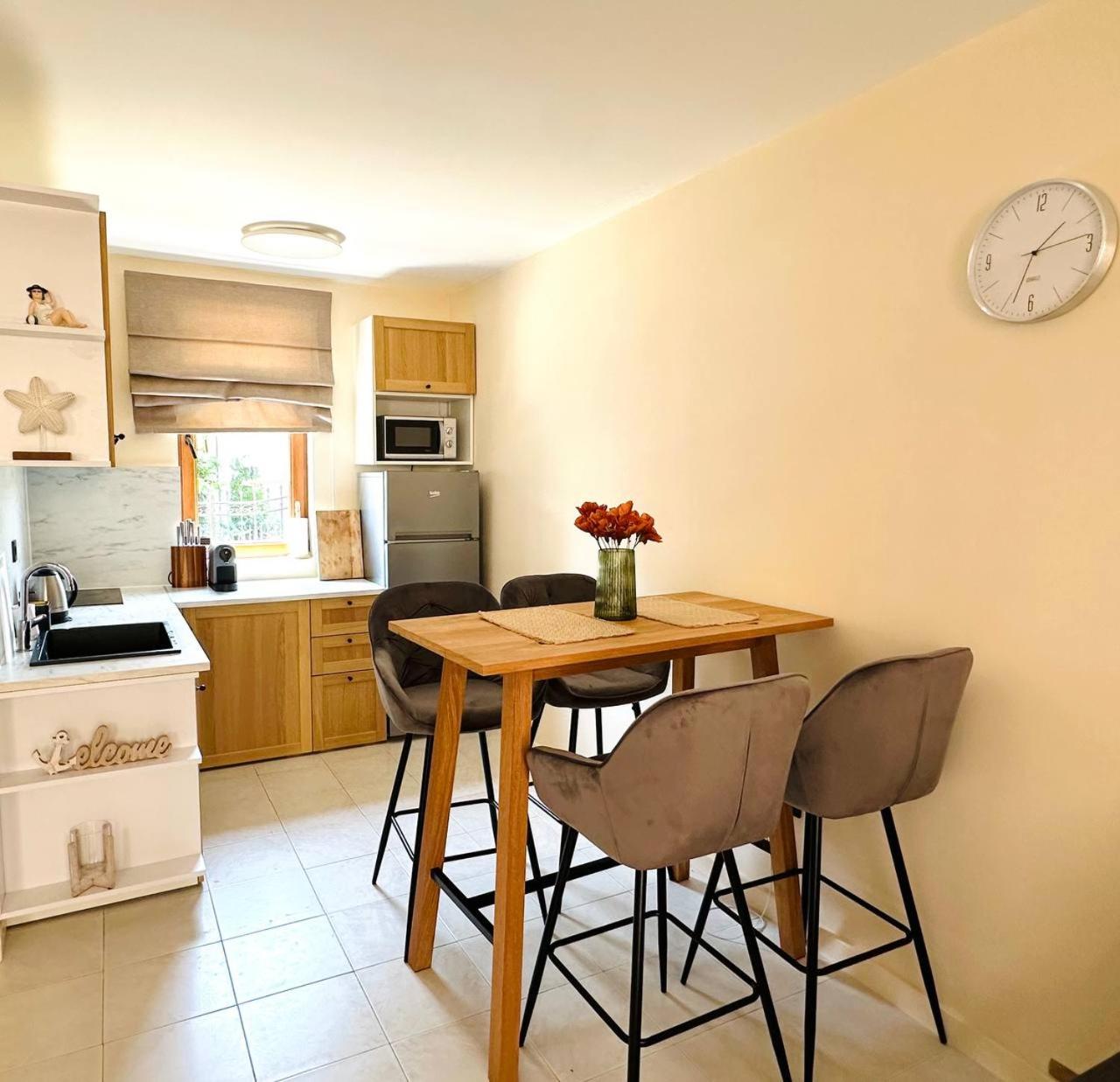 Marina Beach Cozy 2-Level Apartment