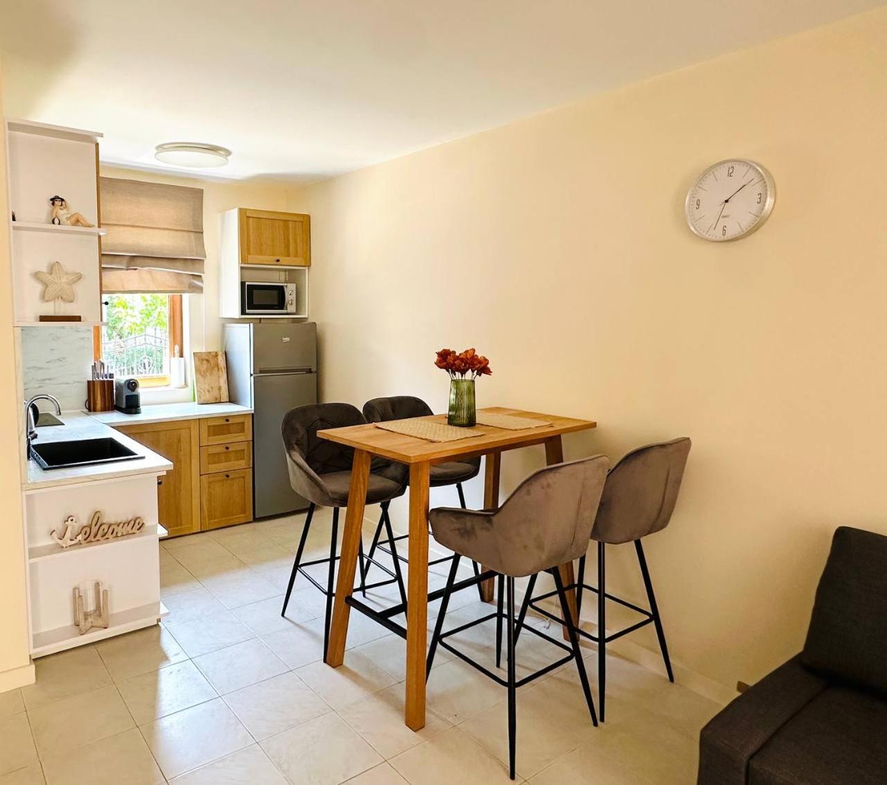 Marina Beach Cozy 2-Level Apartment