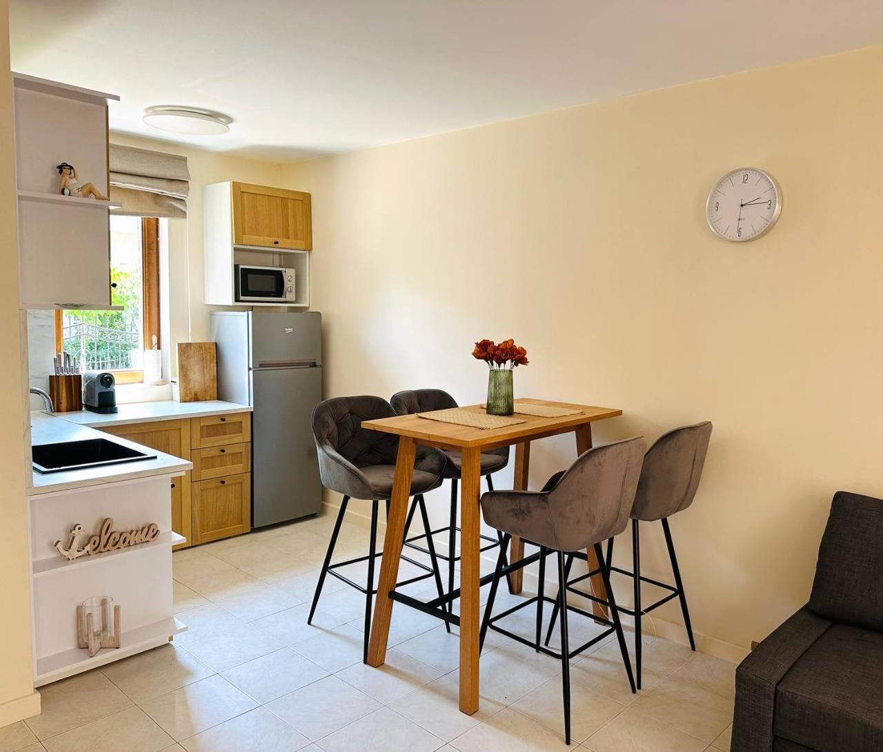 Marina Beach Cozy 2-Level Apartment