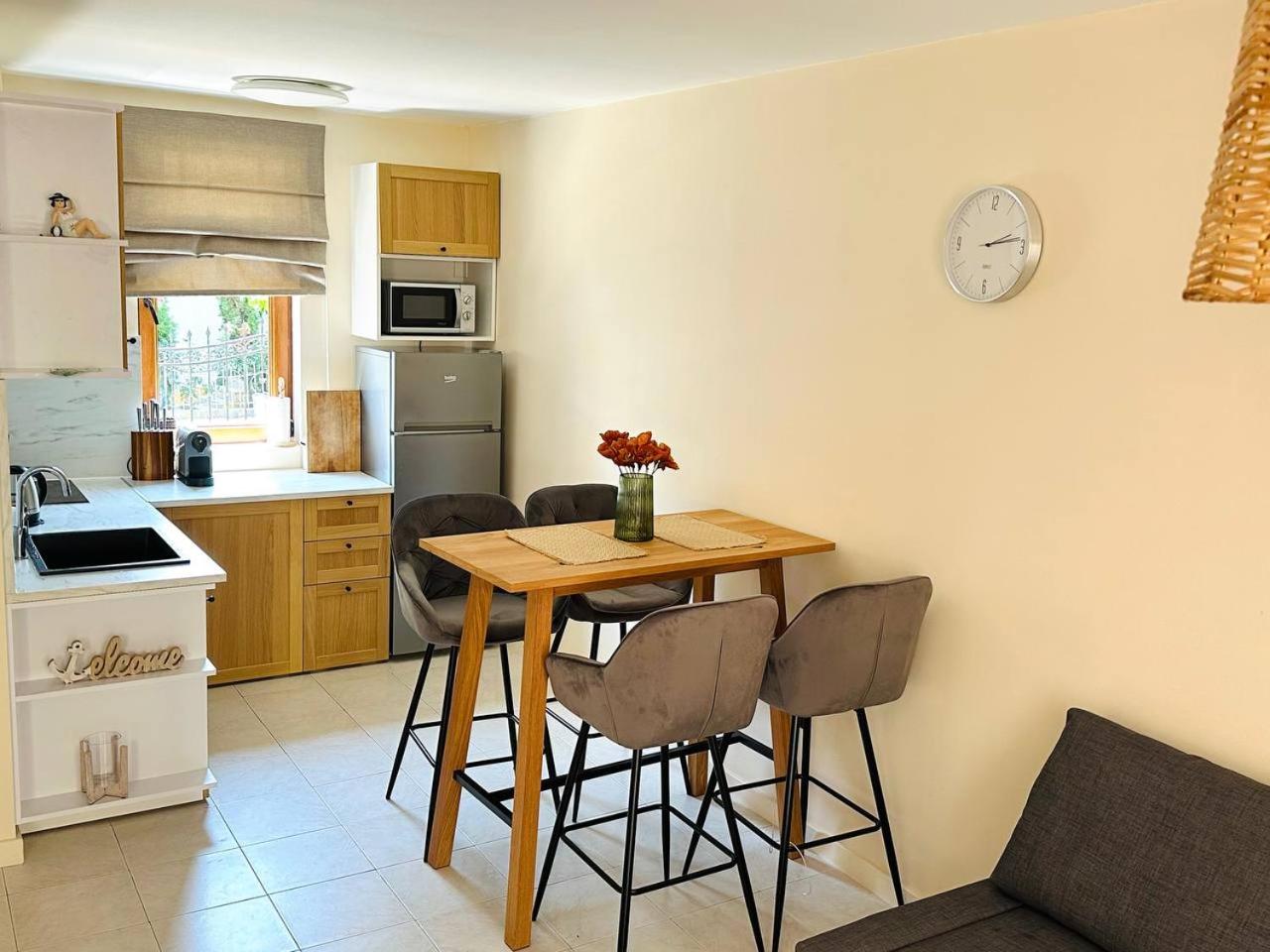 Marina Beach Cozy 2-Level Apartment