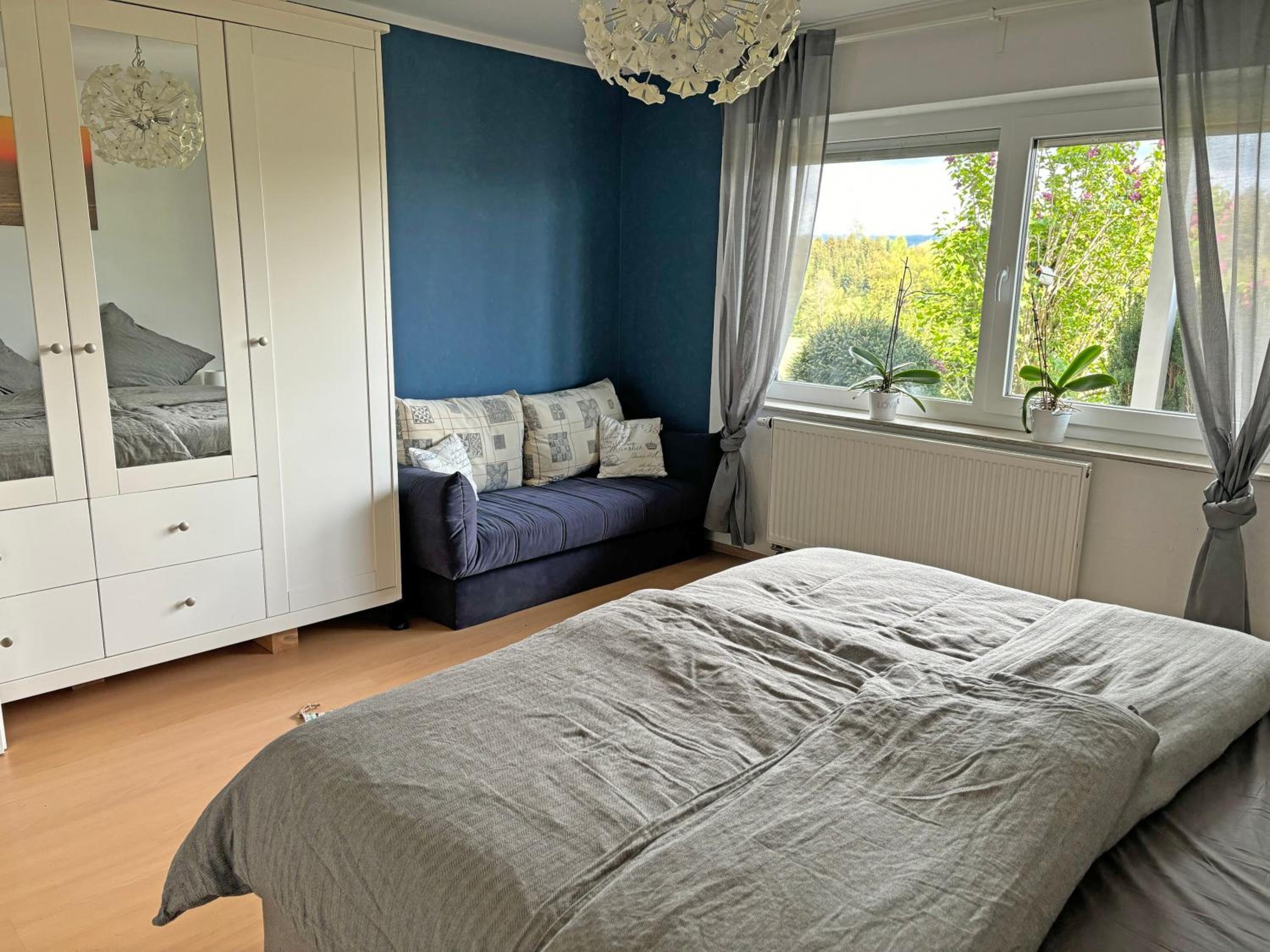Panorama-Haus Ferienwohnung SÄNTIS - Schlafzimmer, Wohnzimmer, Küche, Bad, Sonnenterrasse mit Bergblick im Garten
