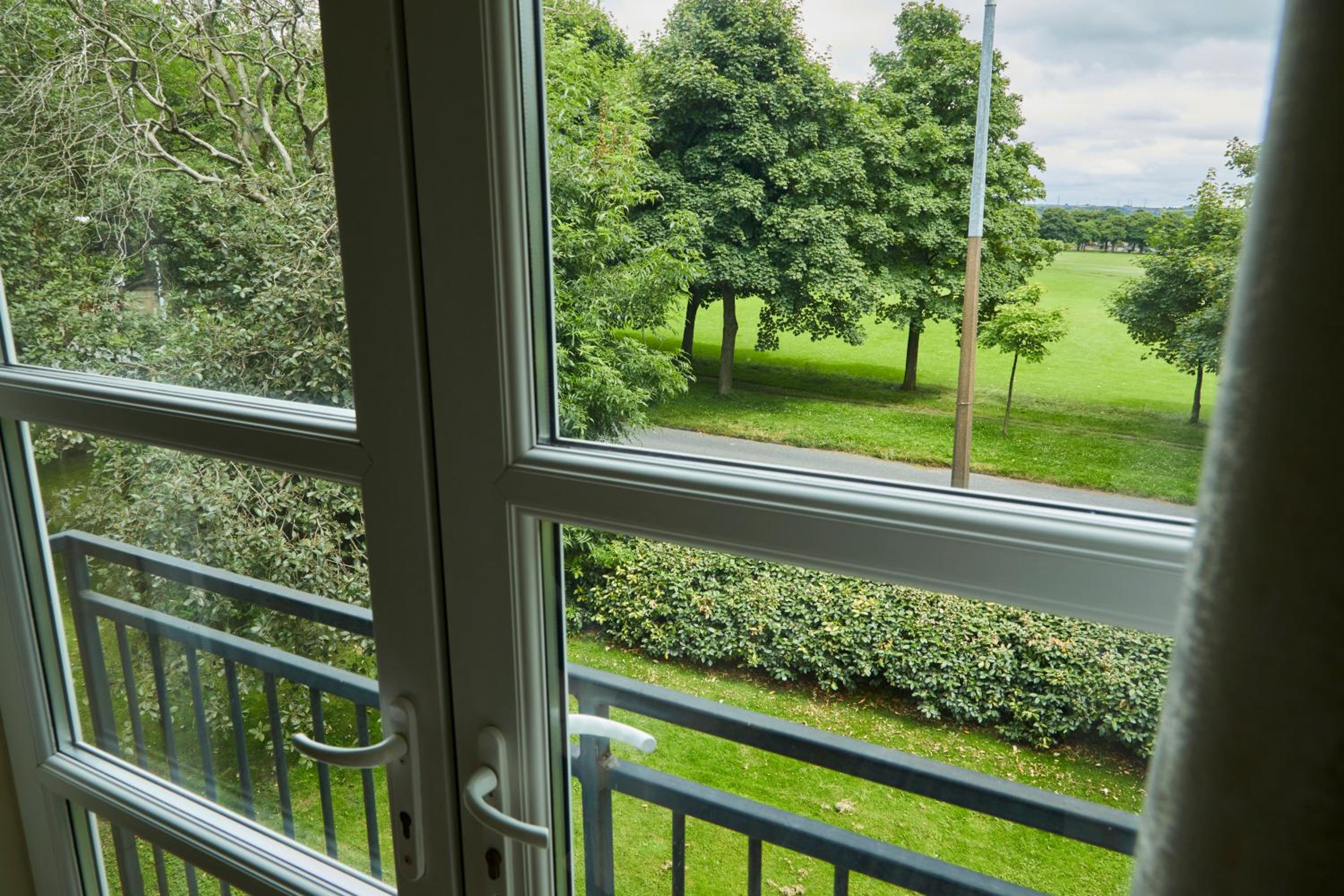Stylish 2-Bedroom Apartment with Free Parking
