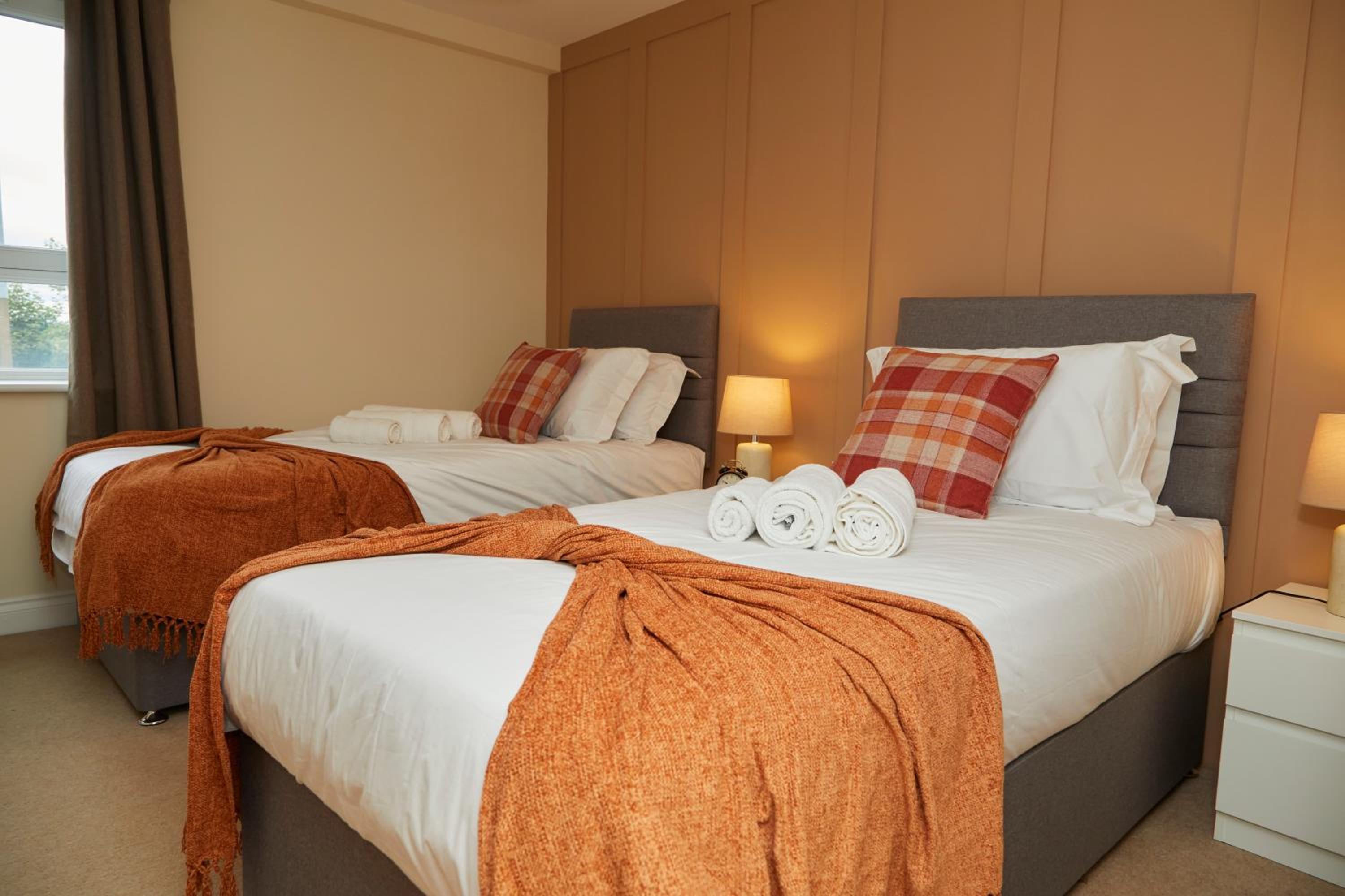 Stylish 2-Bedroom Apartment with Free Parking