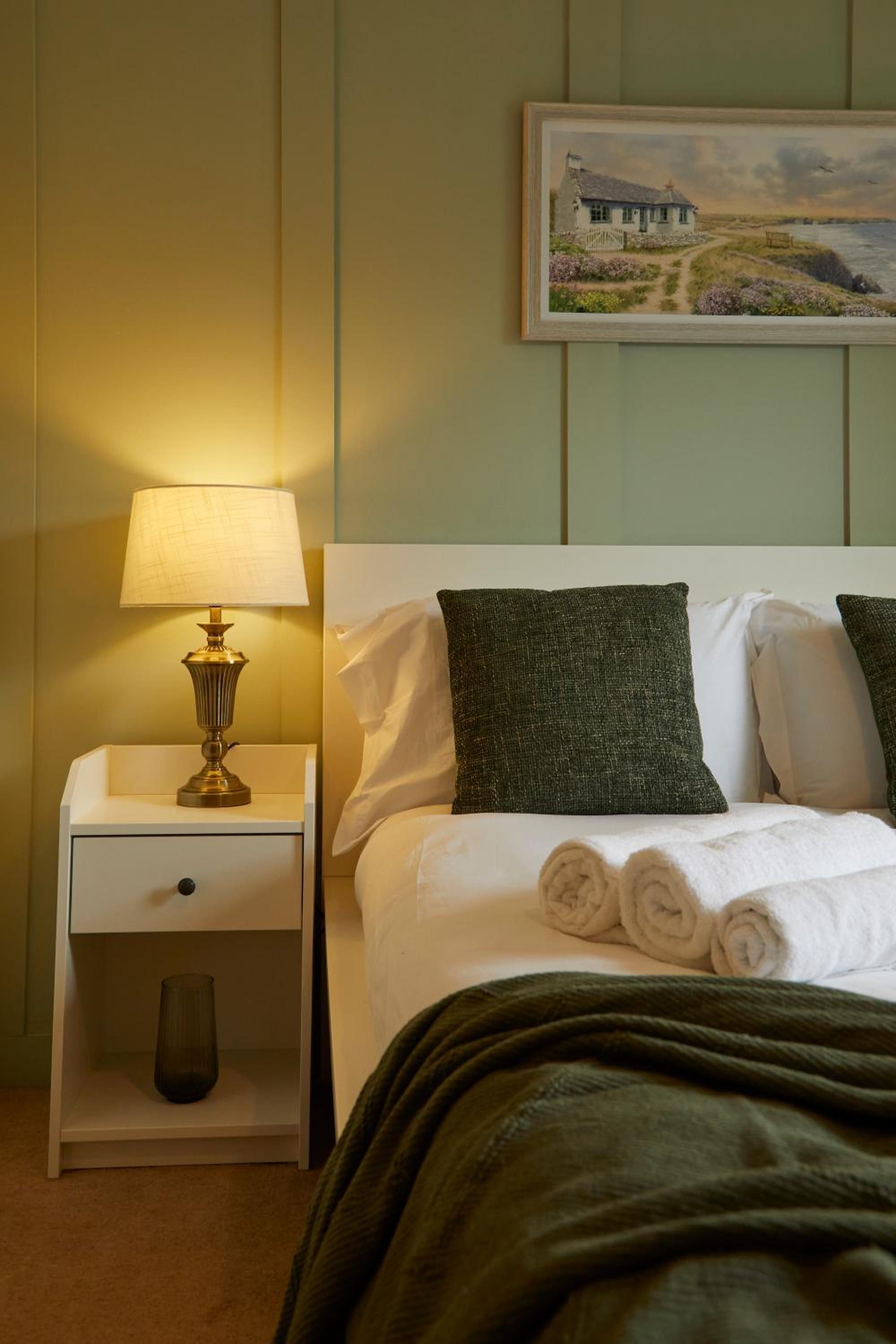 Stylish 2-Bedroom Apartment with Free Parking