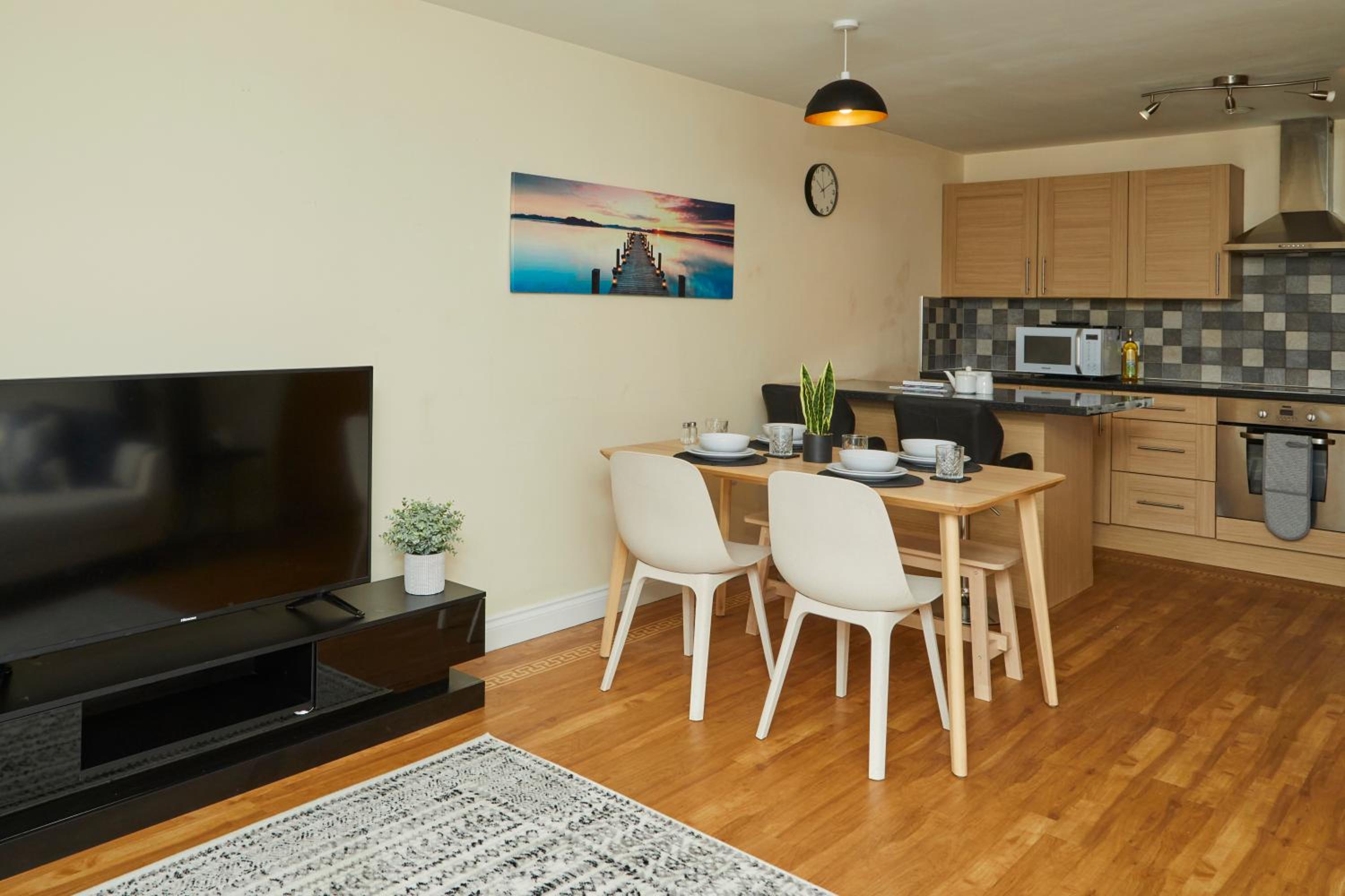Stylish 2-Bedroom Apartment with Free Parking