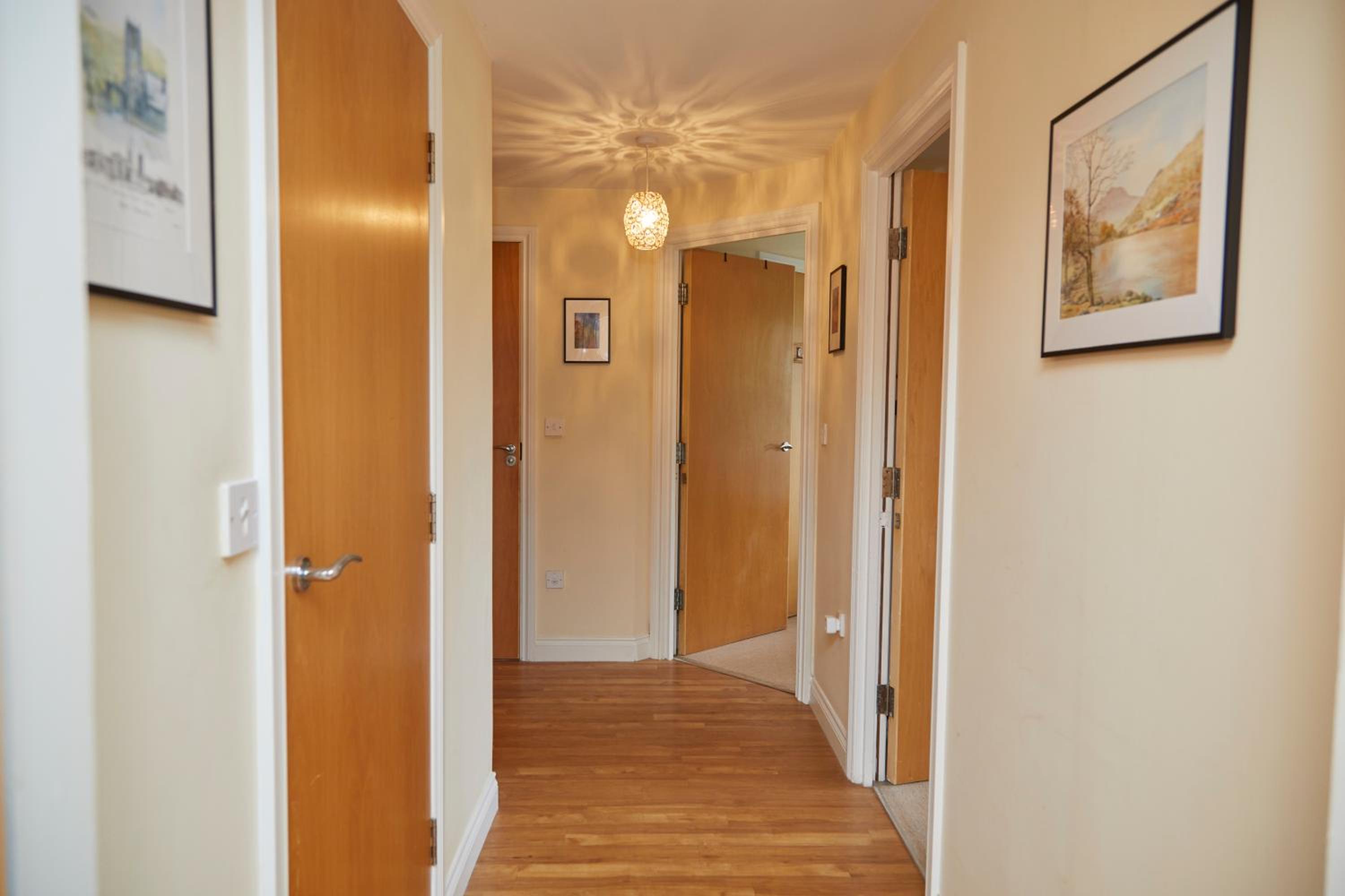 Stylish 2-Bedroom Apartment with Free Parking