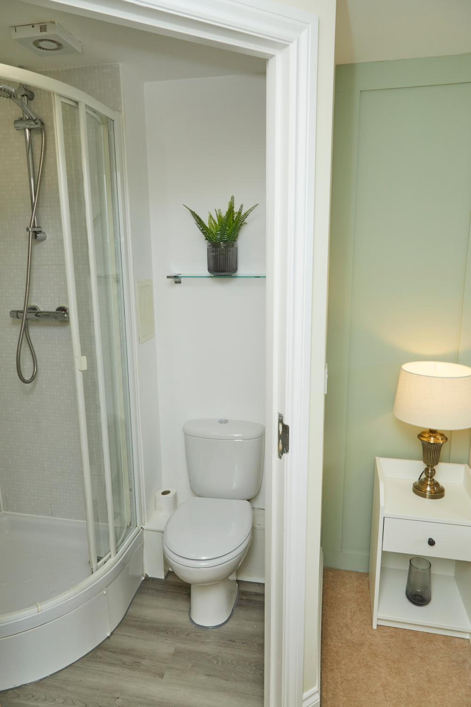 Stylish 2-Bedroom Apartment with Free Parking