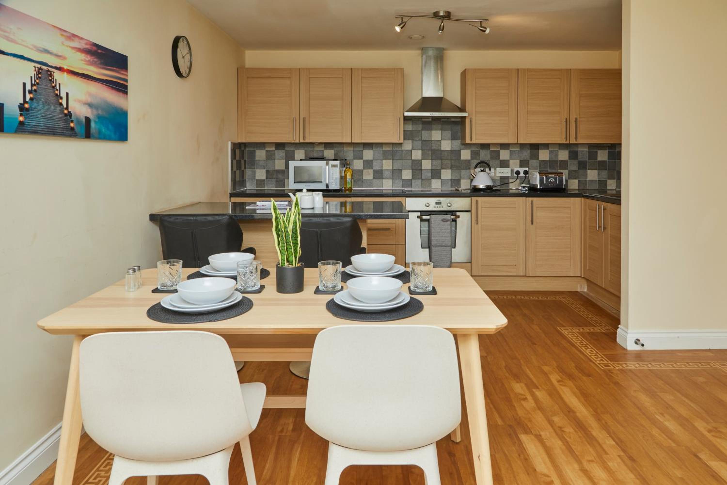 Stylish 2-Bedroom Apartment with Free Parking