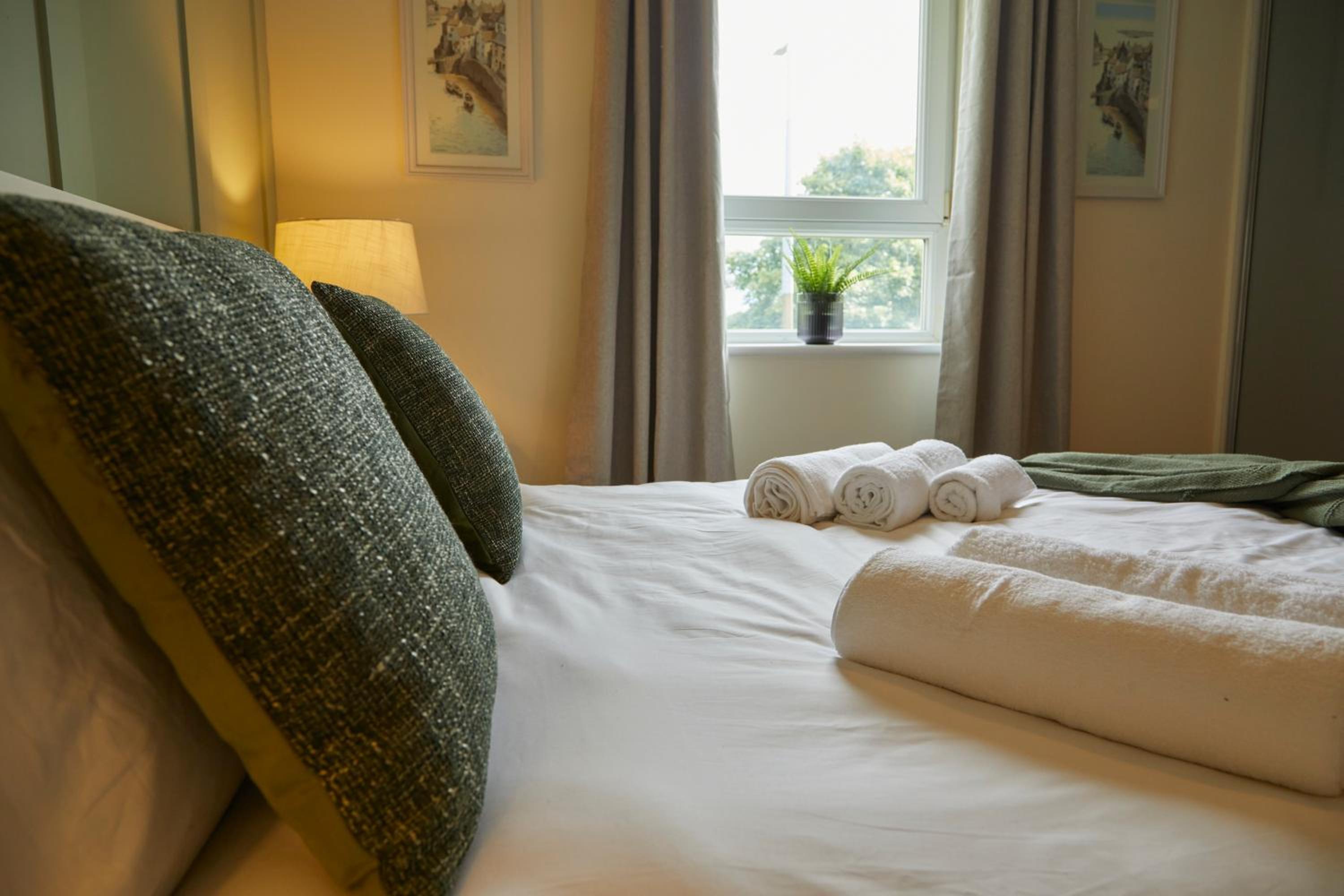 Stylish 2-Bedroom Apartment with Free Parking