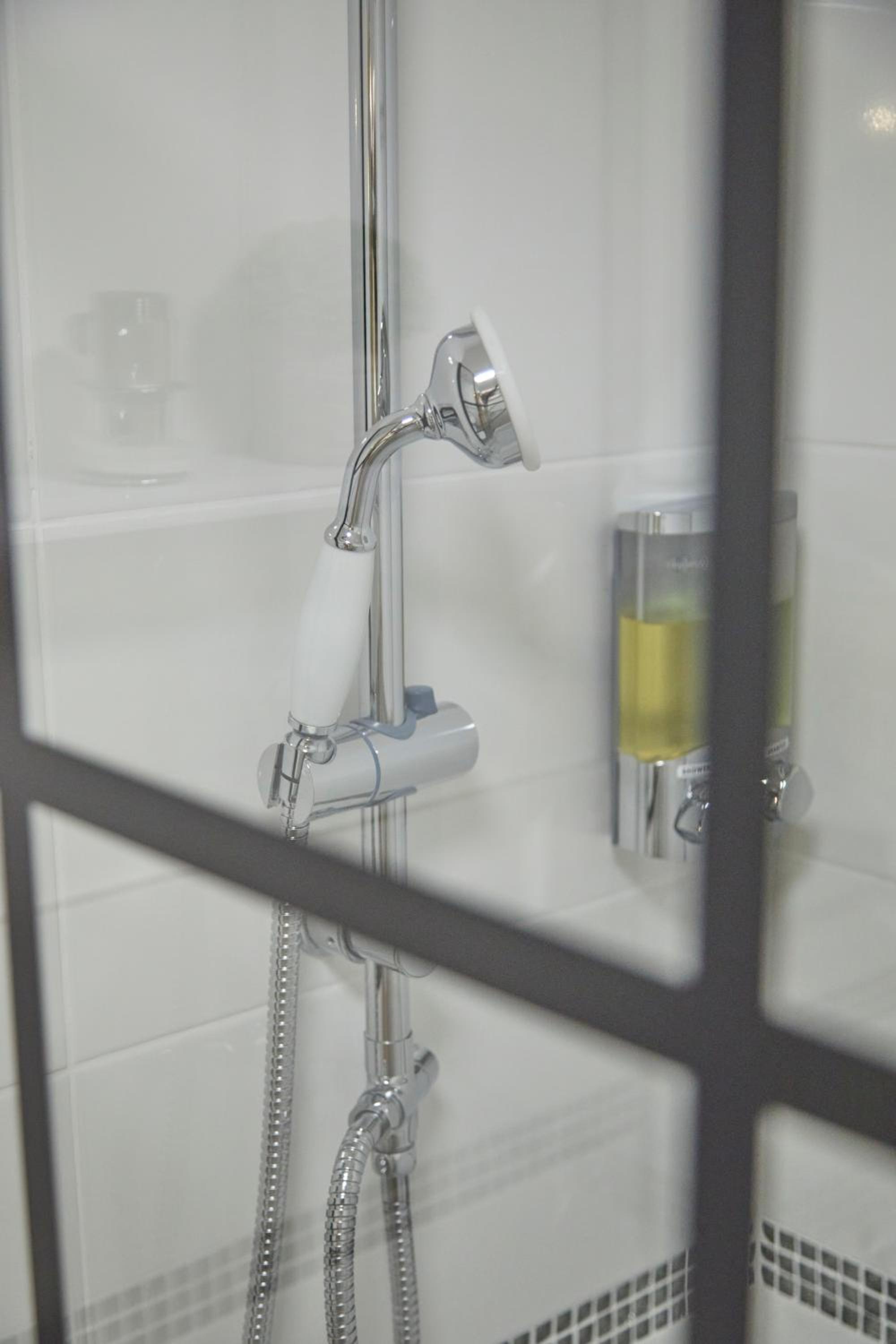 Stylish 2-Bedroom Apartment with Free Parking