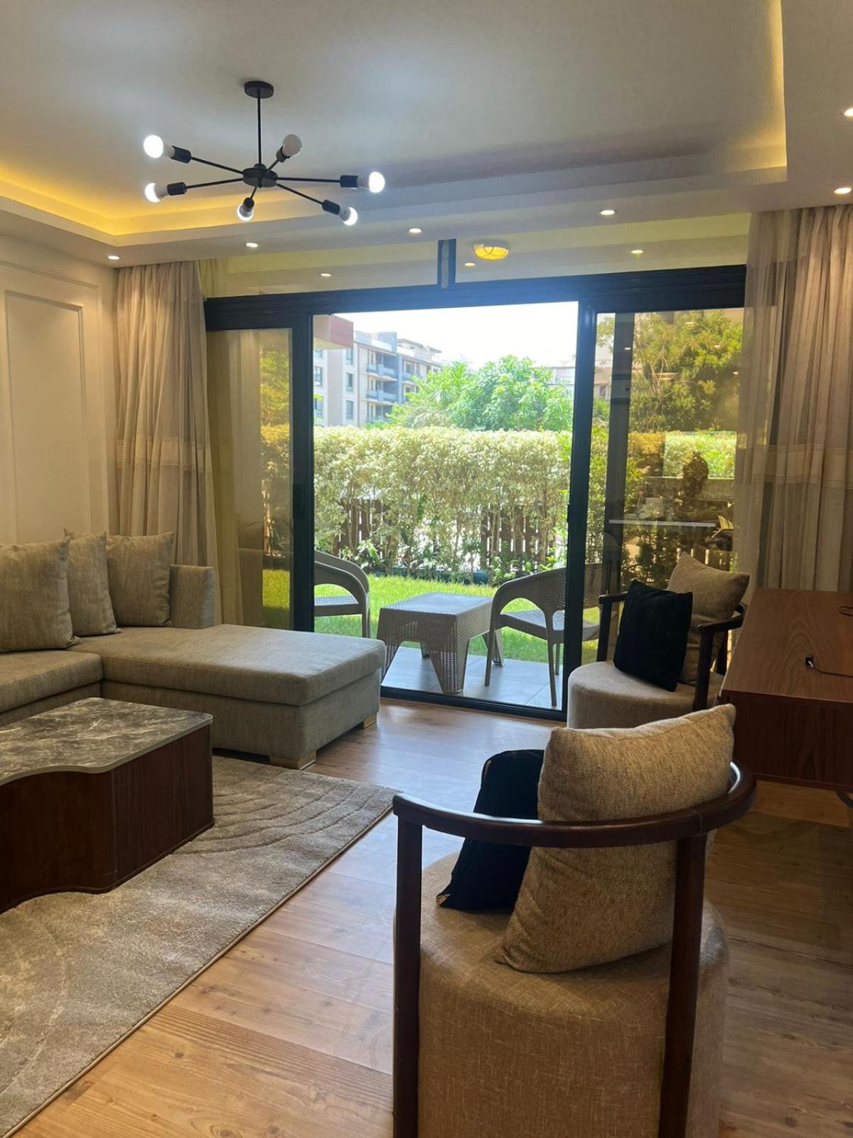 New Cairo luxury apartment with privat garden