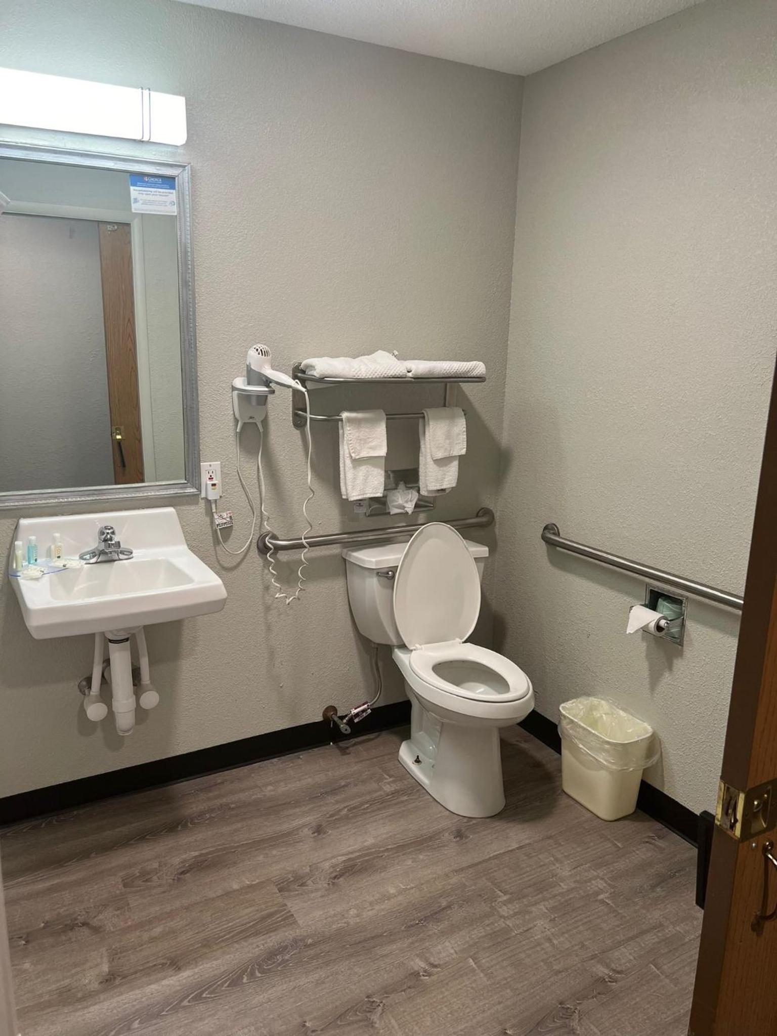 Quality Inn Columbia City near US-30 - Property Image 15