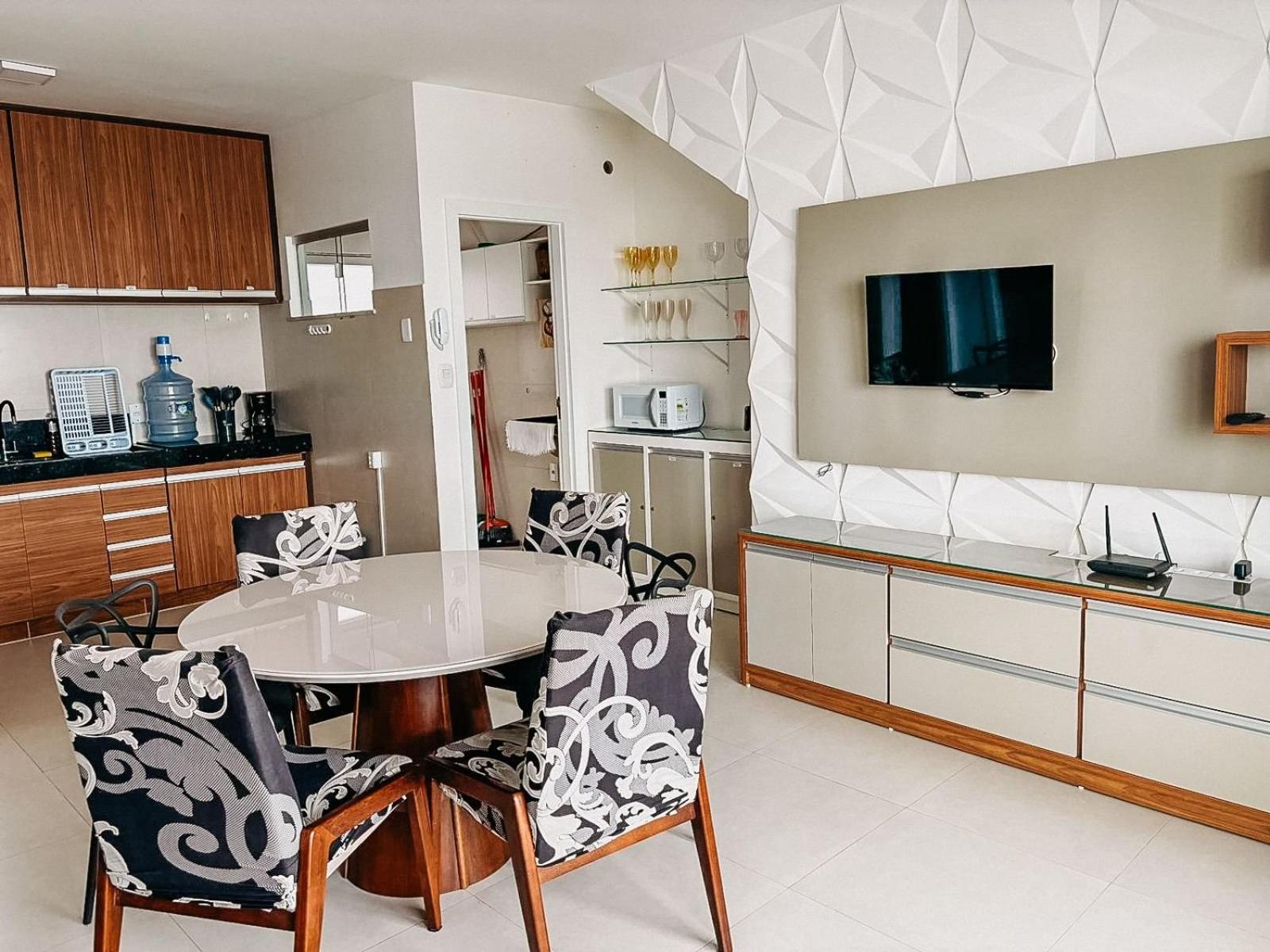 Apto Térreo com 2 quartos (ambos com ar split), sendo 1 suíte, internet privativa 300MBPS, no Residencial Vila Regina, condominio com piscina e área gourme