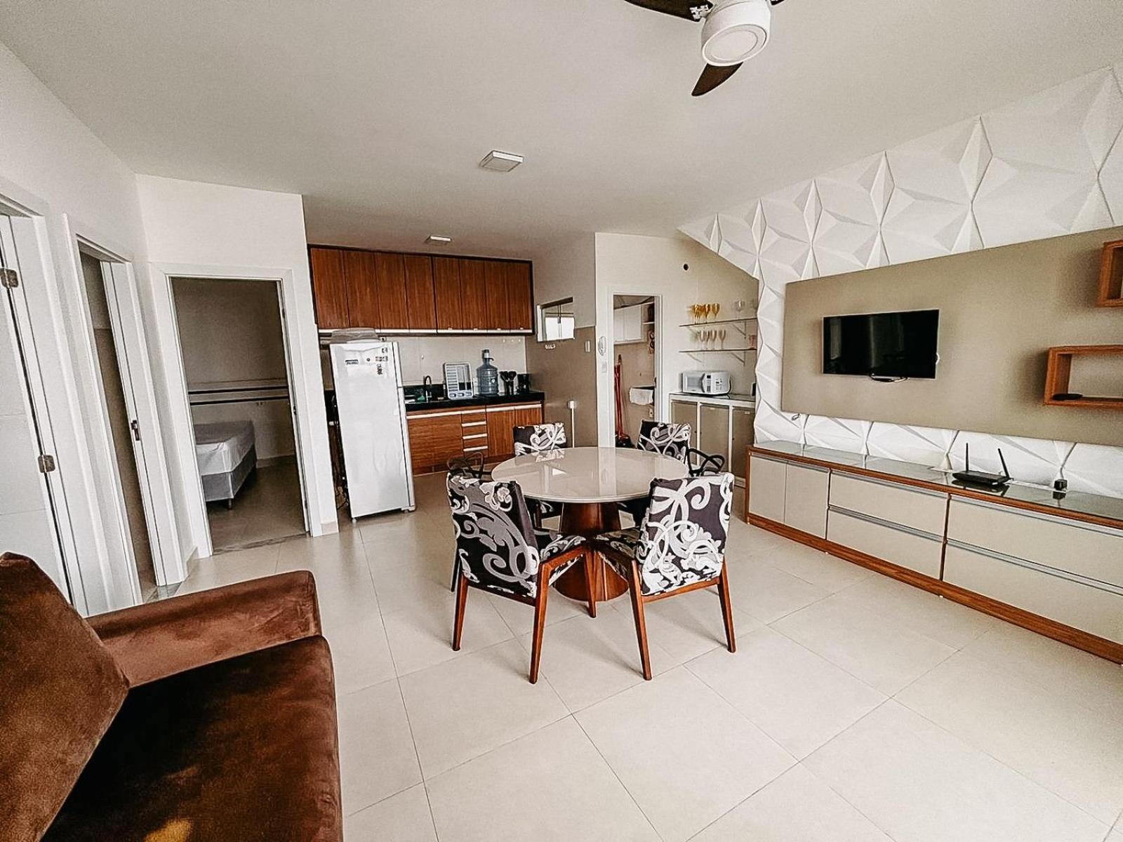 Apto Térreo com 2 quartos (ambos com ar split), sendo 1 suíte, internet privativa 300MBPS, no Residencial Vila Regina, condominio com piscina e área gourme