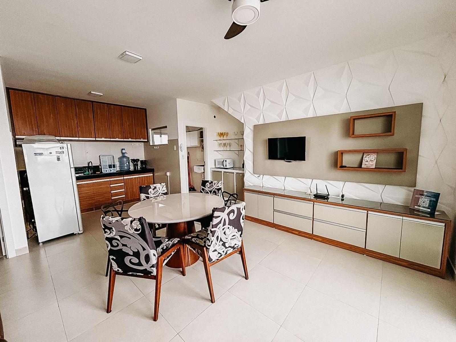 Apto Térreo com 2 quartos (ambos com ar split), sendo 1 suíte, internet privativa 300MBPS, no Residencial Vila Regina, condominio com piscina e área gourme
