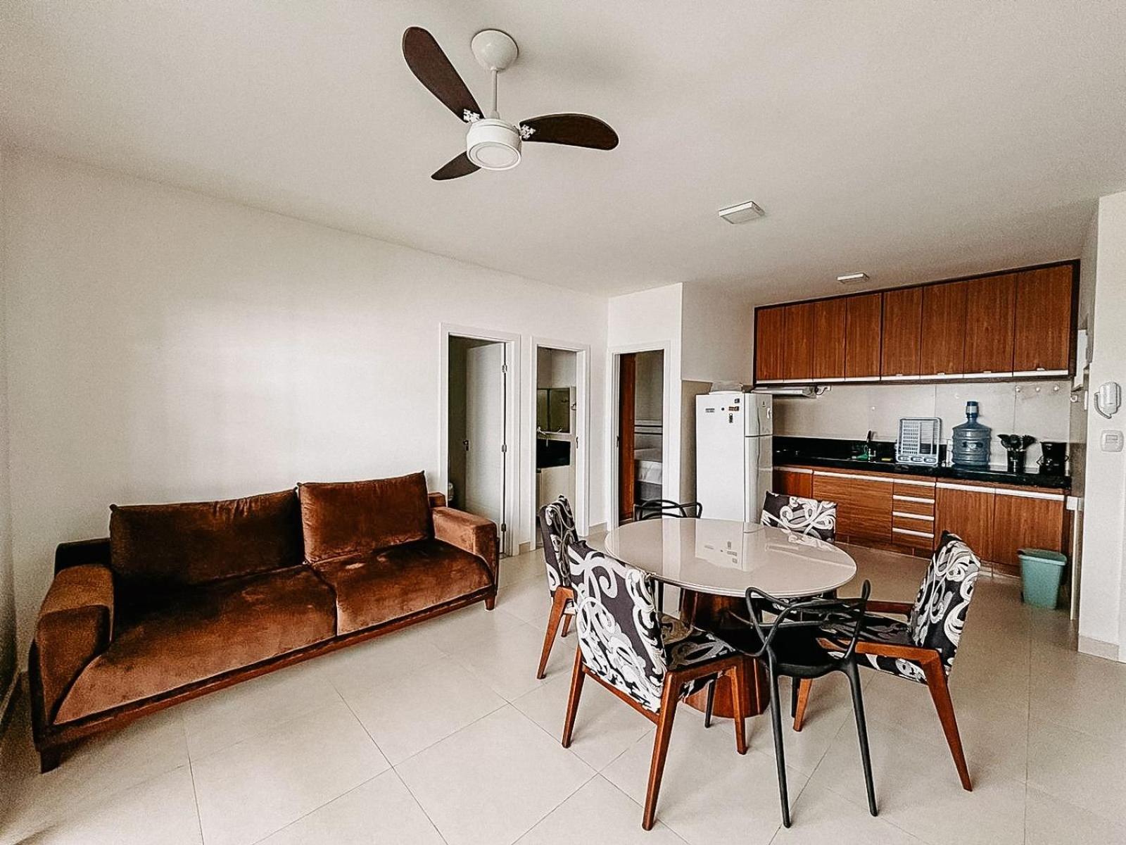 Apto Térreo com 2 quartos (ambos com ar split), sendo 1 suíte, internet privativa 300MBPS, no Residencial Vila Regina, condominio com piscina e área gourme