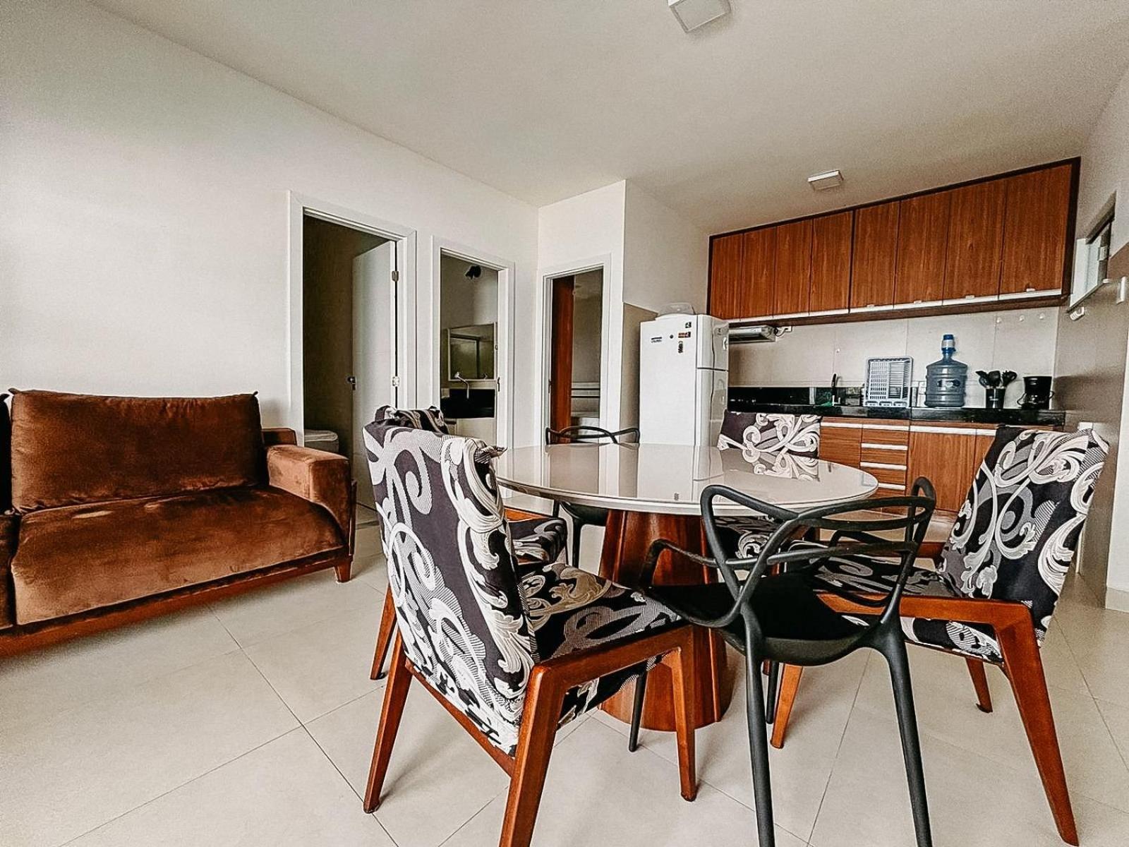 Apto Térreo com 2 quartos (ambos com ar split), sendo 1 suíte, internet privativa 300MBPS, no Residencial Vila Regina, condominio com piscina e área gourme