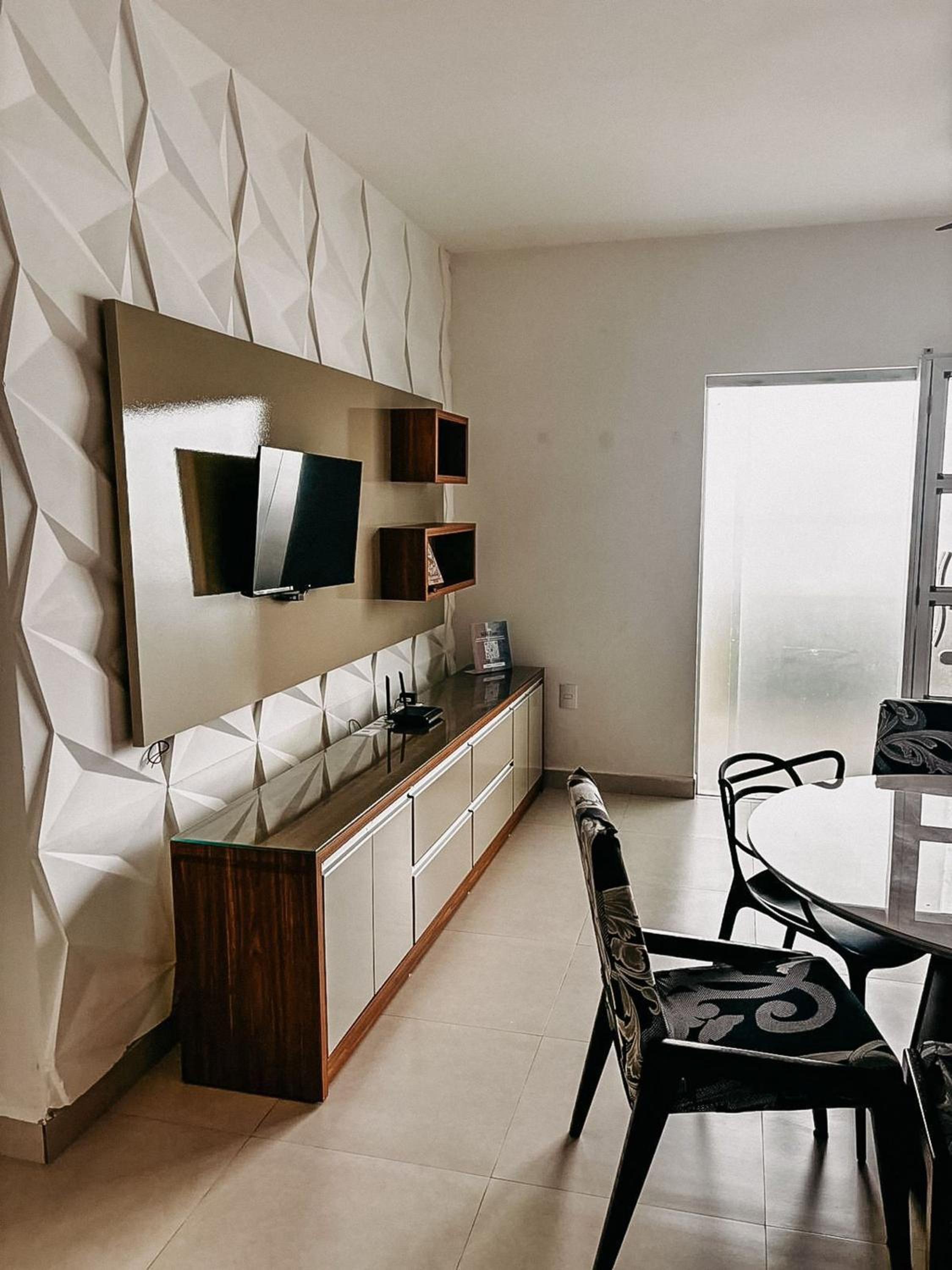 Apto Térreo com 2 quartos (ambos com ar split), sendo 1 suíte, internet privativa 300MBPS, no Residencial Vila Regina, condominio com piscina e área gourme