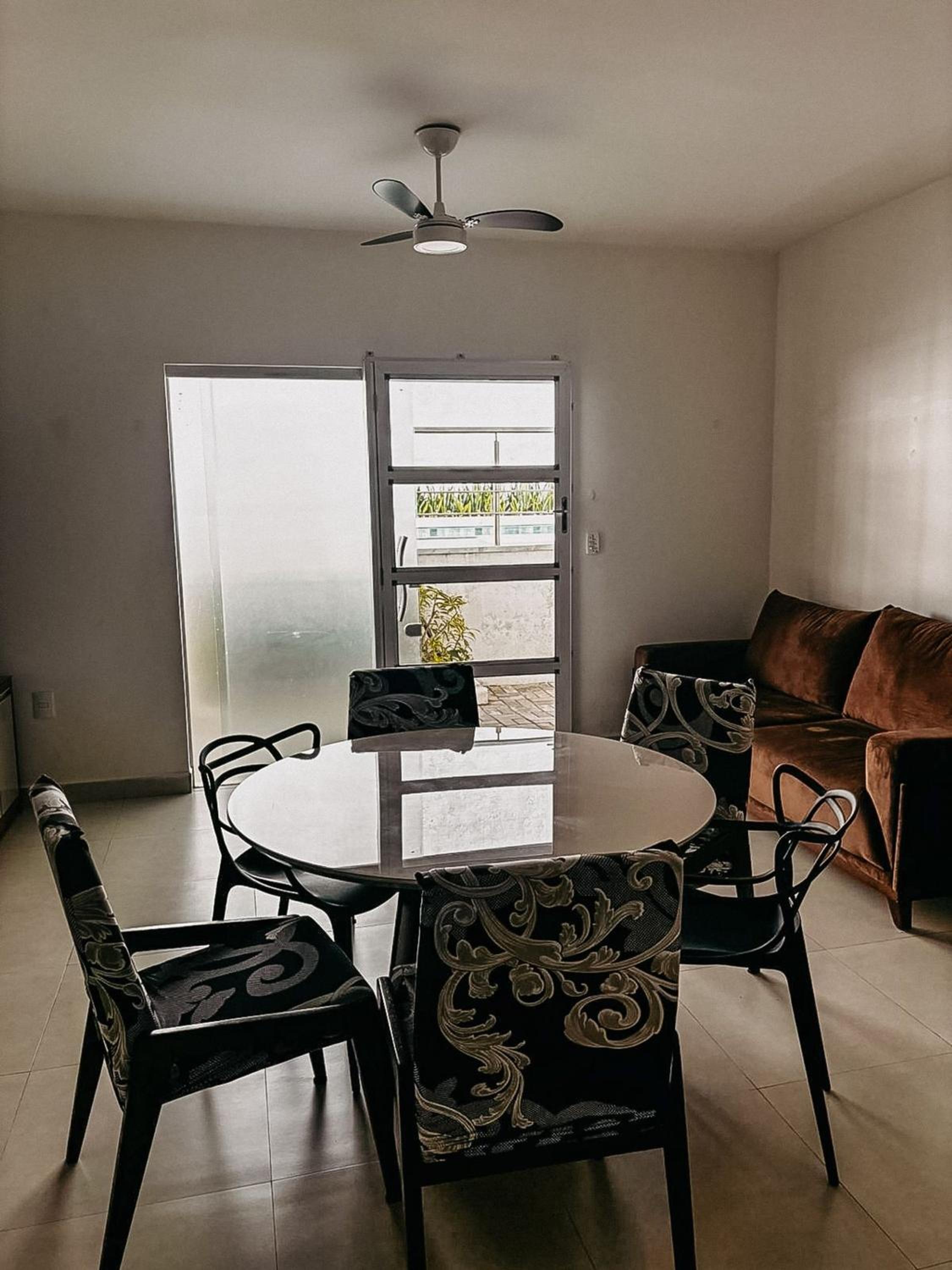 Apto Térreo com 2 quartos (ambos com ar split), sendo 1 suíte, internet privativa 300MBPS, no Residencial Vila Regina, condominio com piscina e área gourme