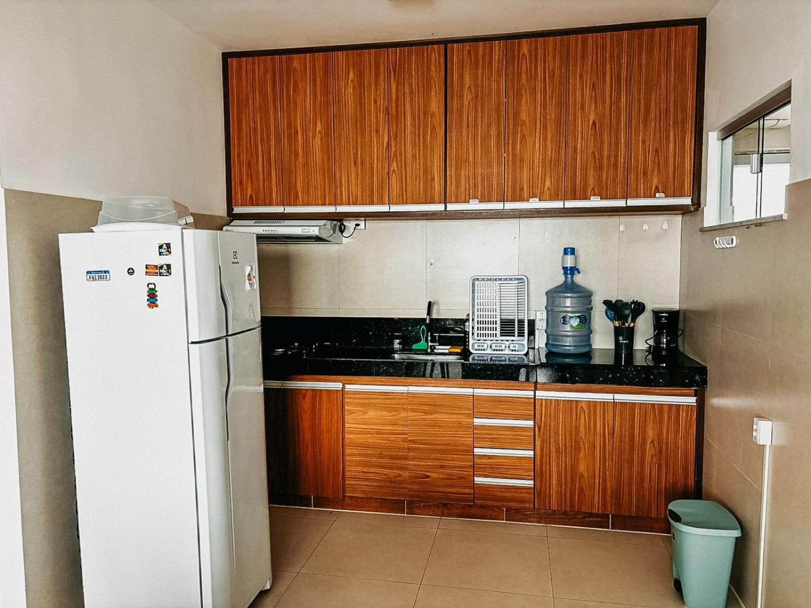 Apto Térreo com 2 quartos (ambos com ar split), sendo 1 suíte, internet privativa 300MBPS, no Residencial Vila Regina, condominio com piscina e área gourme