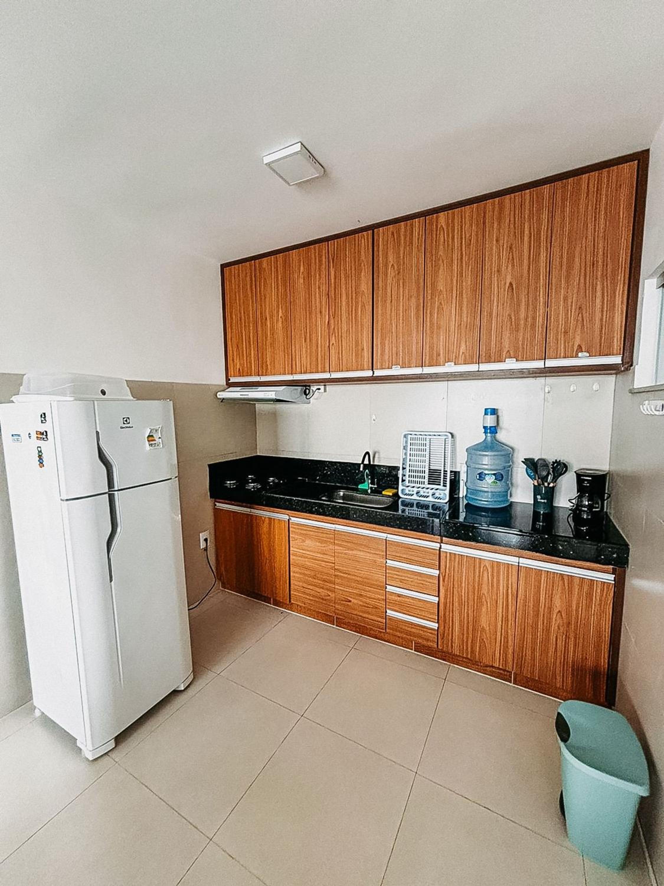 Apto Térreo com 2 quartos (ambos com ar split), sendo 1 suíte, internet privativa 300MBPS, no Residencial Vila Regina, condominio com piscina e área gourme