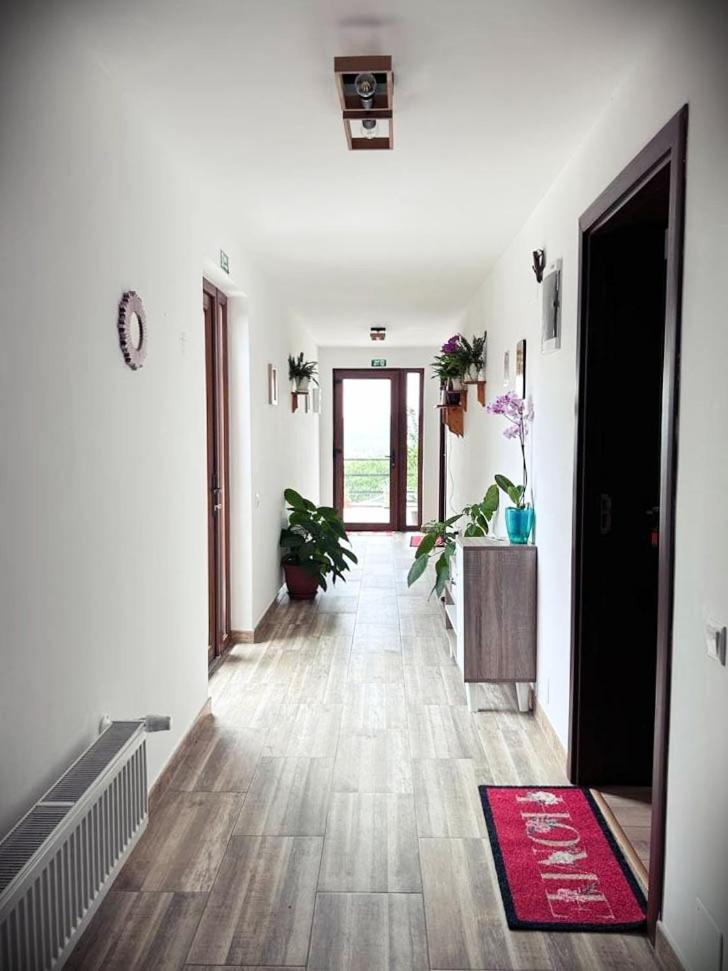 La cabana sus in deal Ferma pedagogica