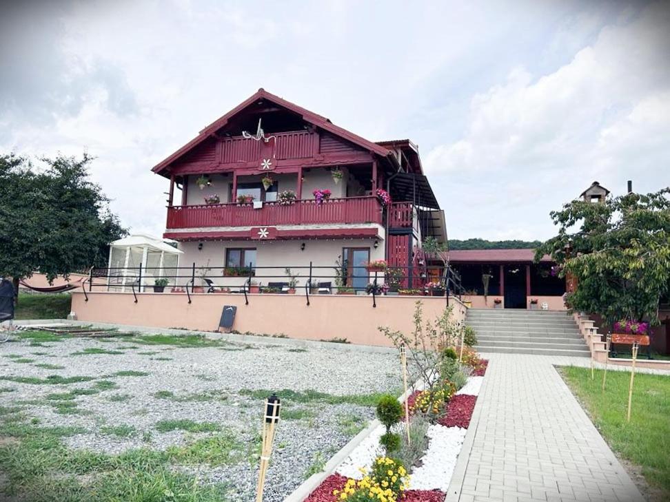 La cabana sus in deal Ferma pedagogica