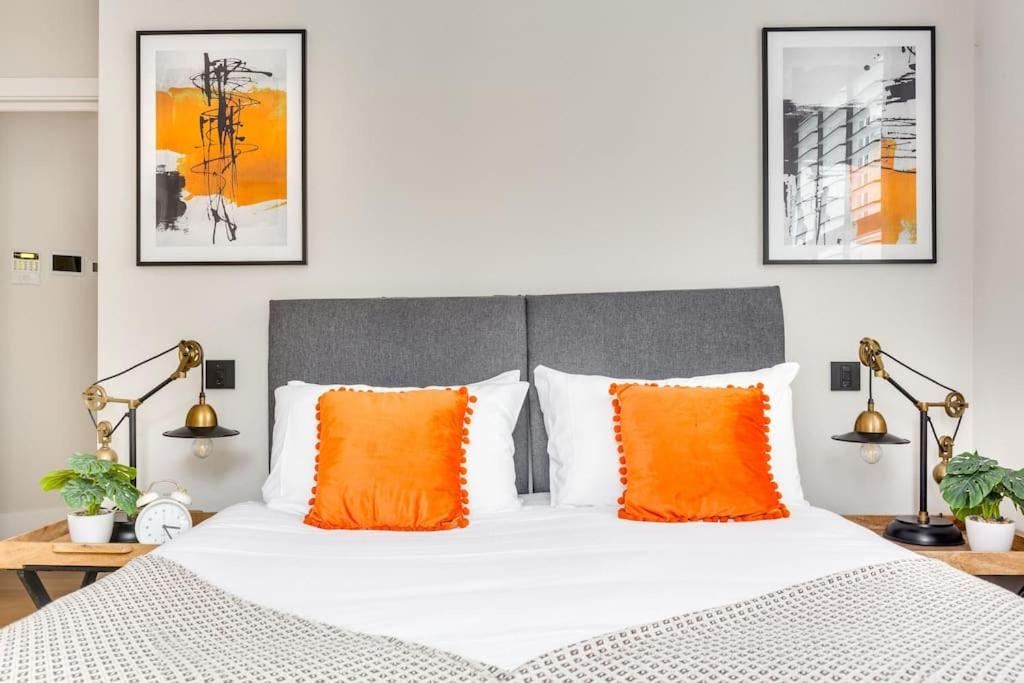 Spacious 2 BR city centre Apt view 2