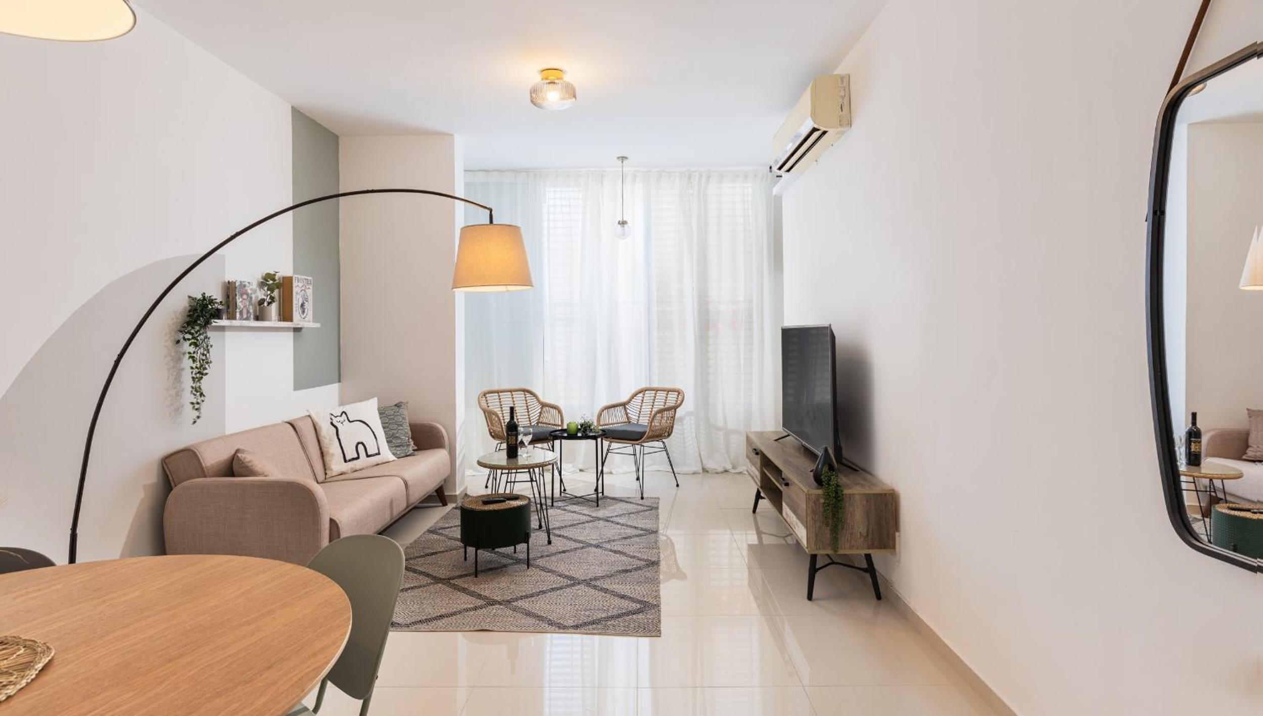 Authentic 2 bedrooms apt near the beach view 3
