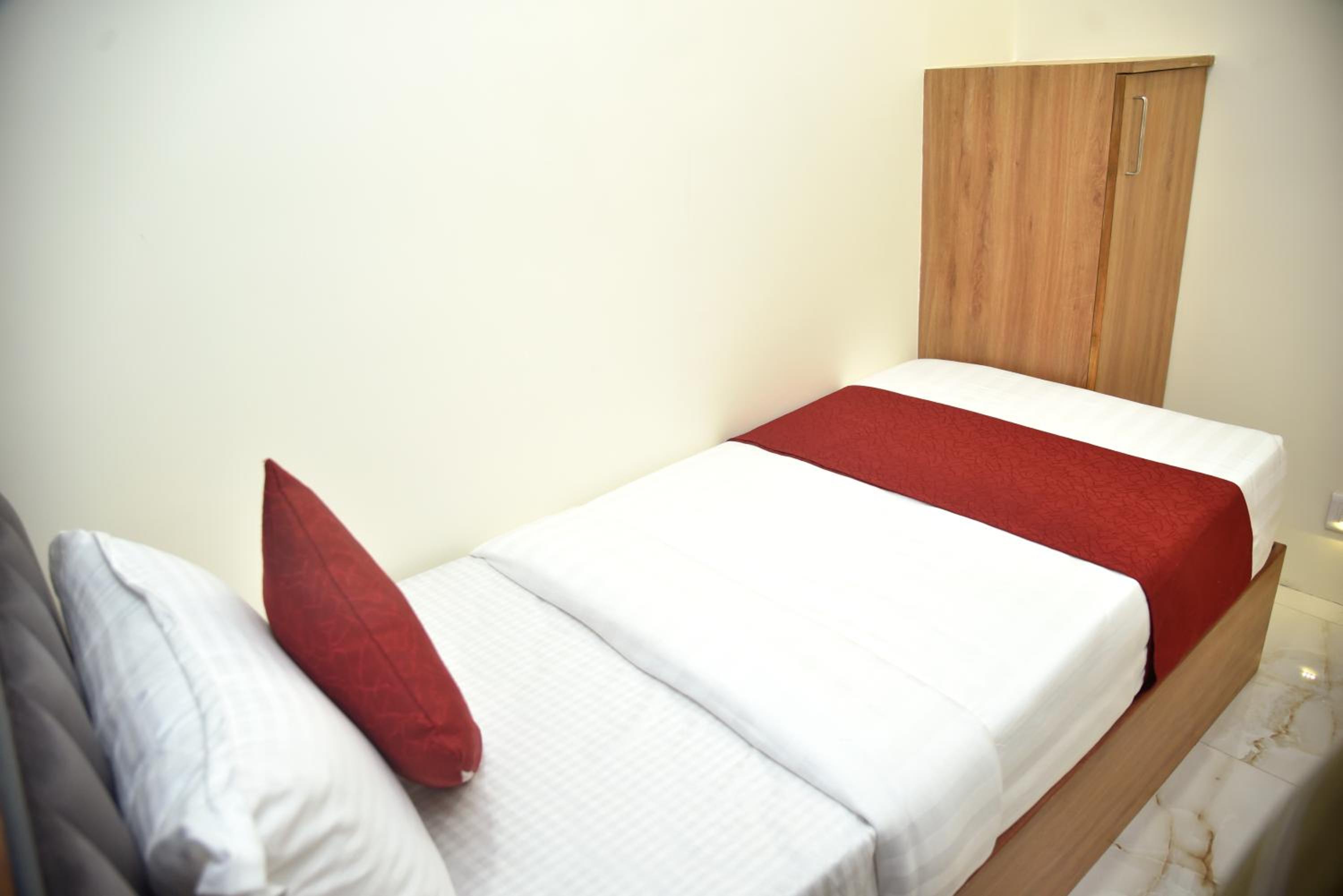 Vogue Cabin Stay Near NESCO Bombay Exhibition Centre view 4