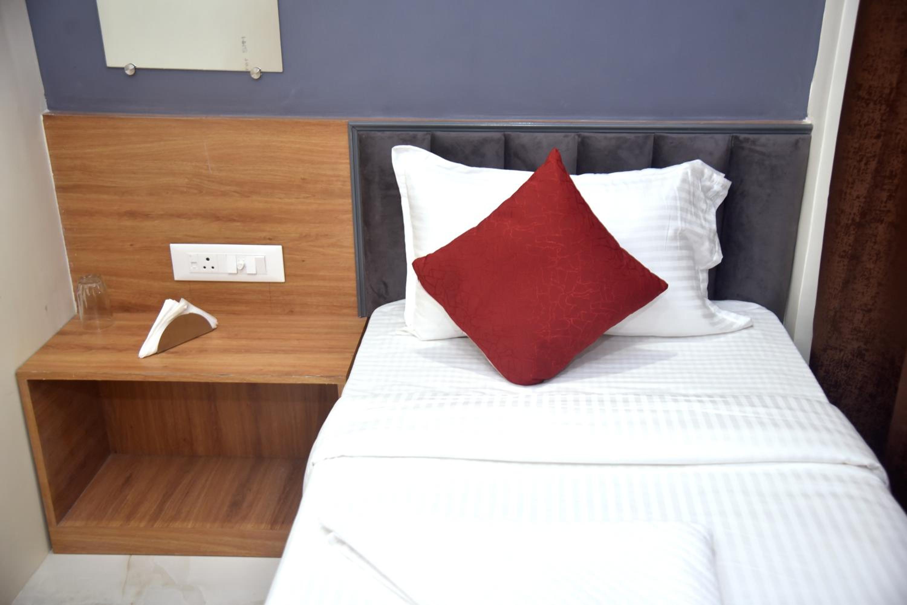 Vogue Cabin Stay Near NESCO Bombay Exhibition Centre view 3