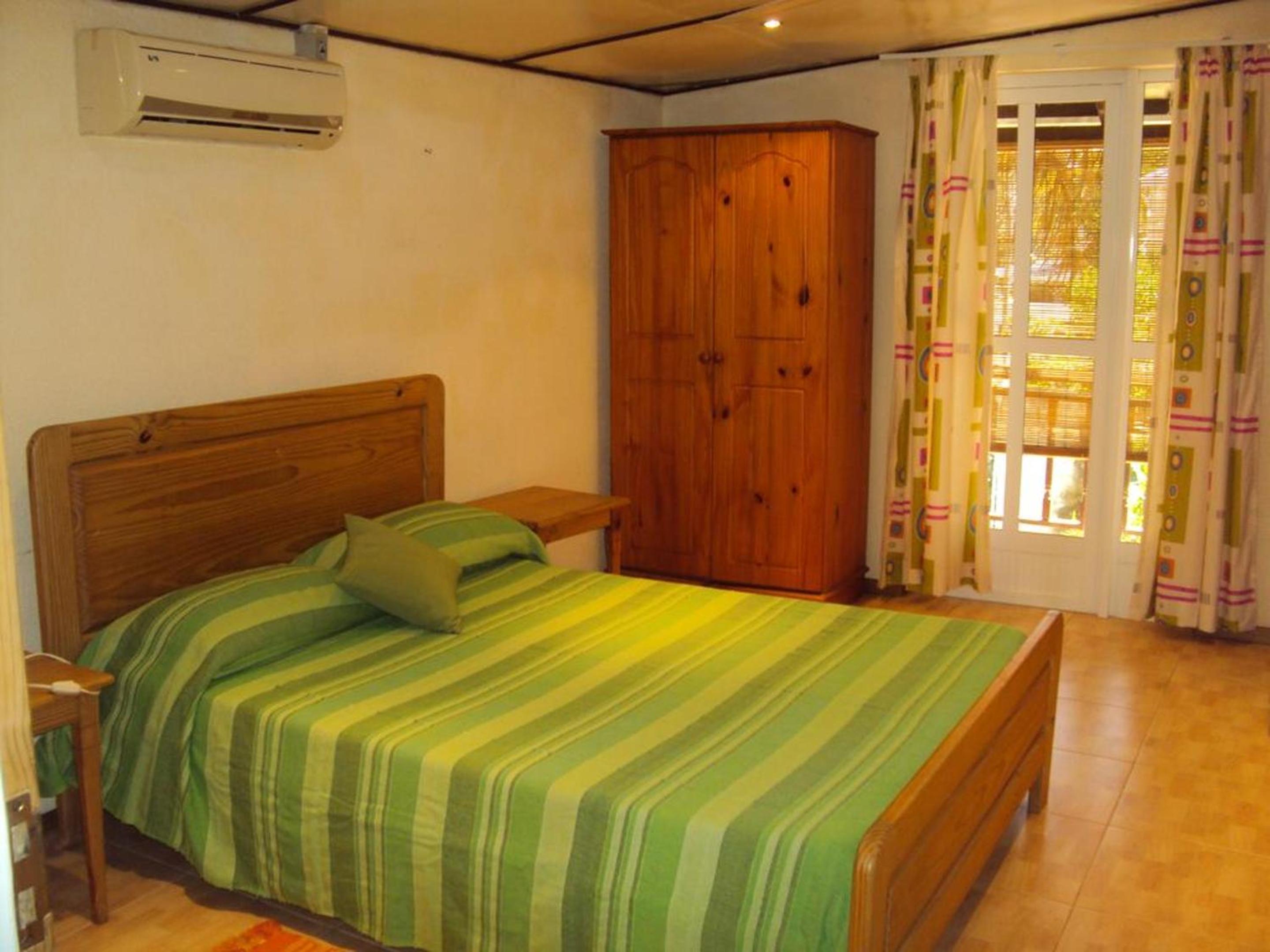 Charming Bungalow in Blue Bay with Terrace photo 3