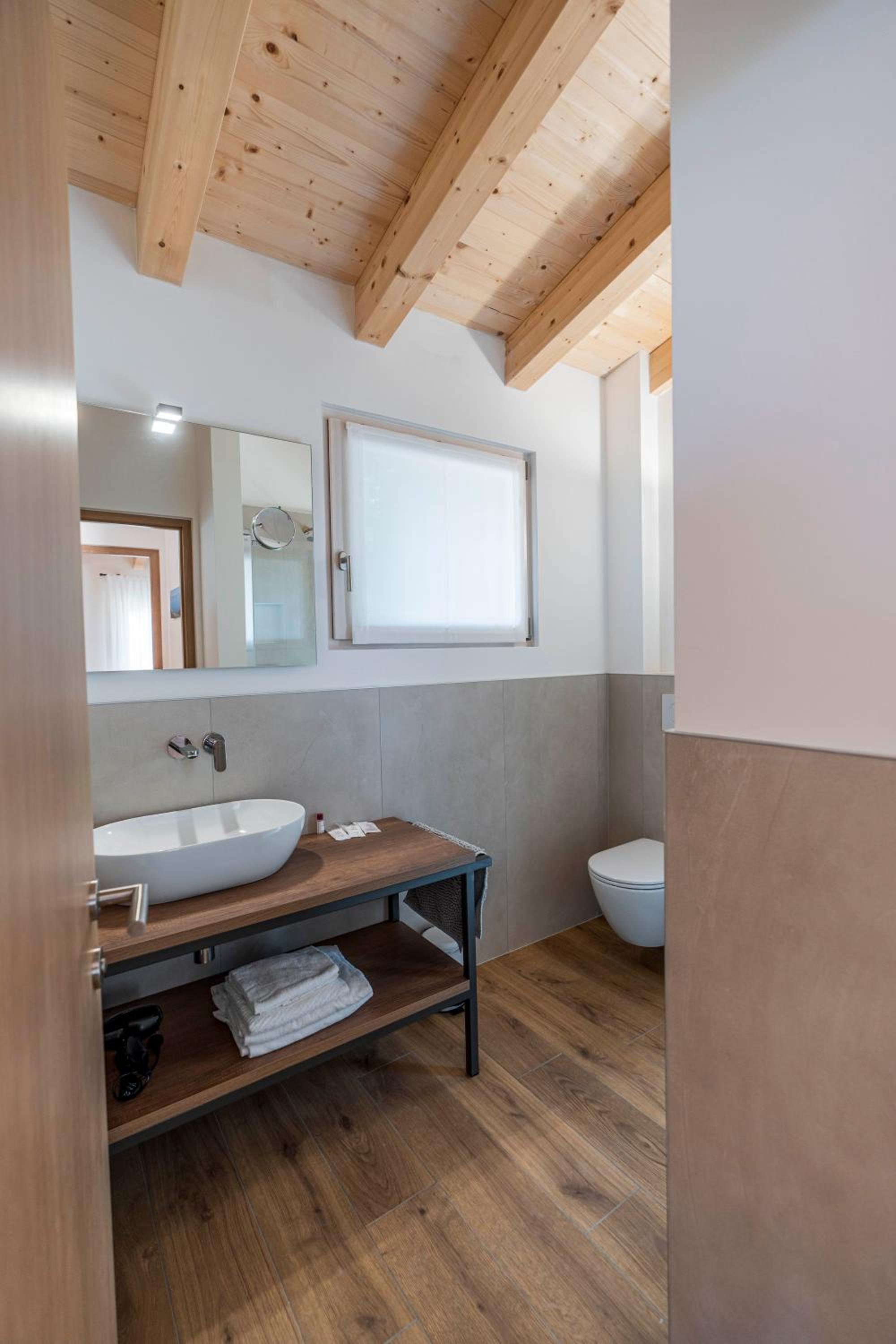Podere Sabaina, Private Villa mit beheiztem Pool, Seeblick und 3 Wohneinheiten zur Alleinnutzung view 4