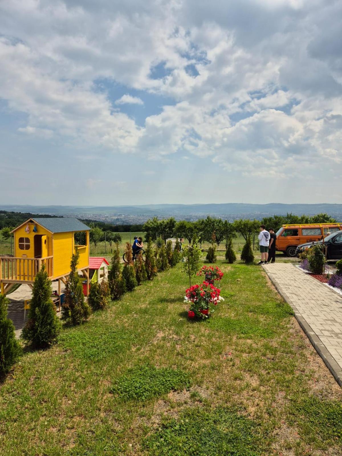 La cabana sus in deal Ferma pedagogica