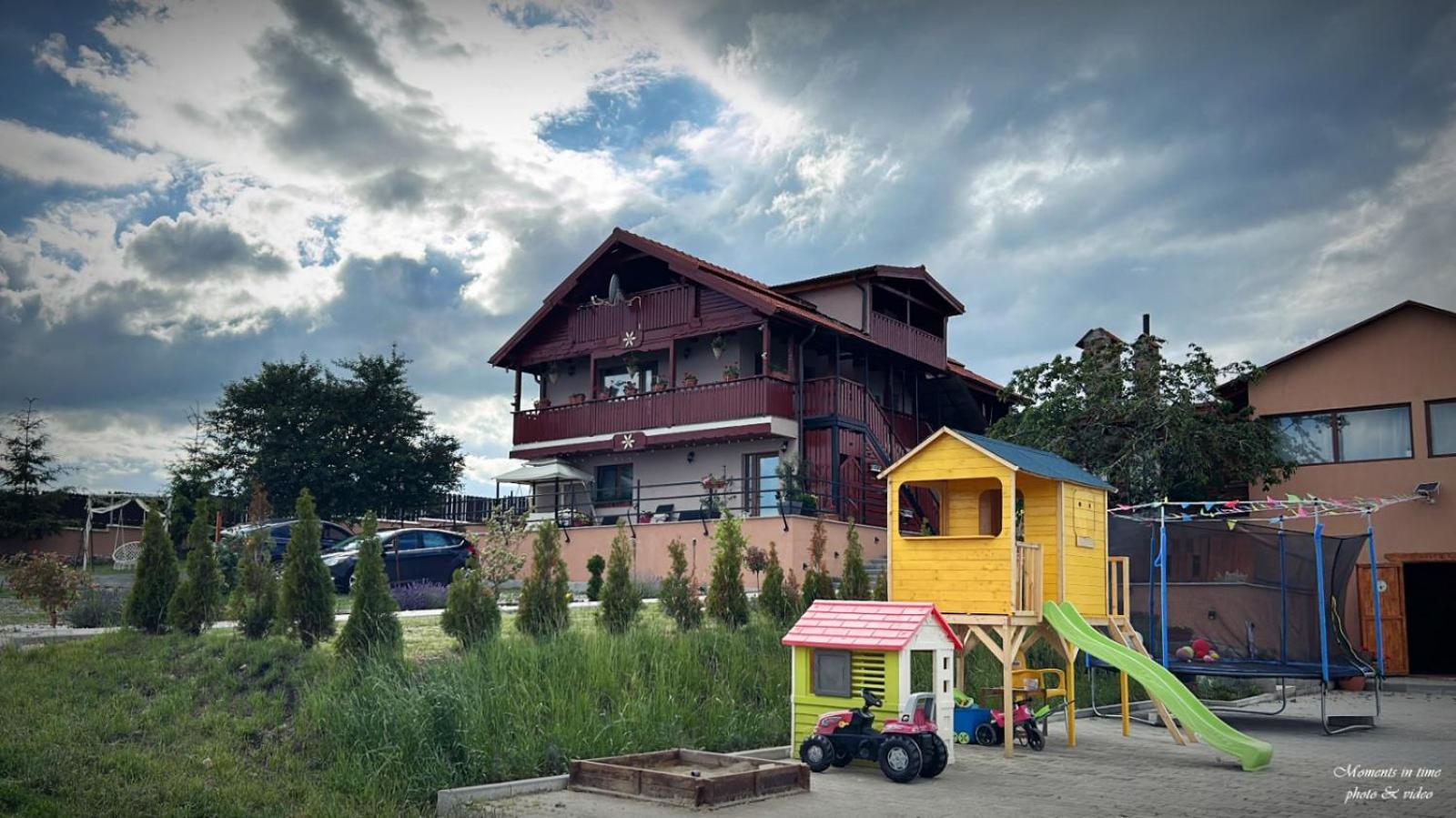 La cabana sus in deal Ferma pedagogica