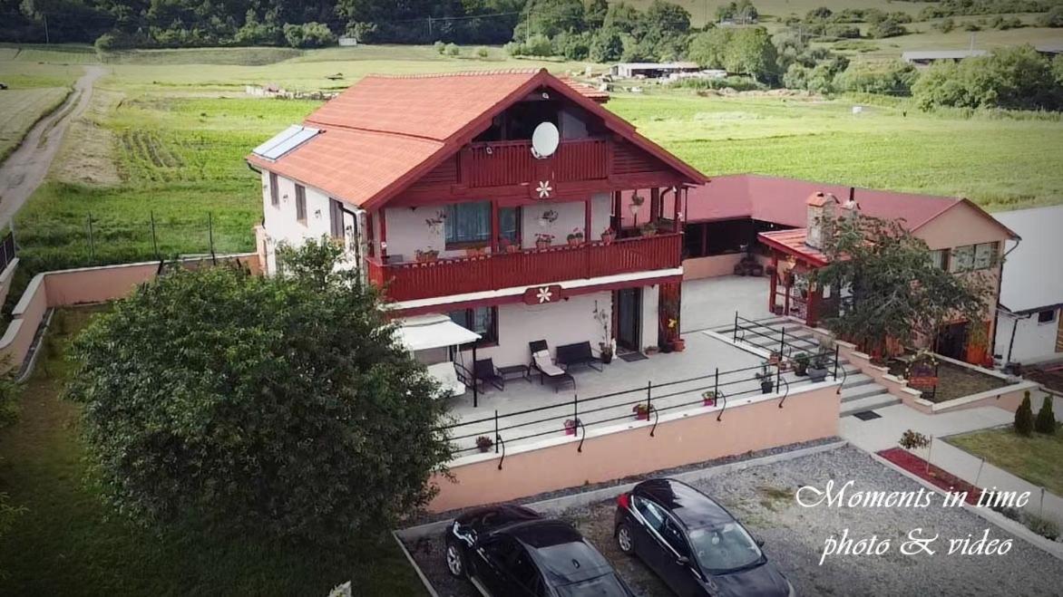 La cabana sus in deal Ferma pedagogica