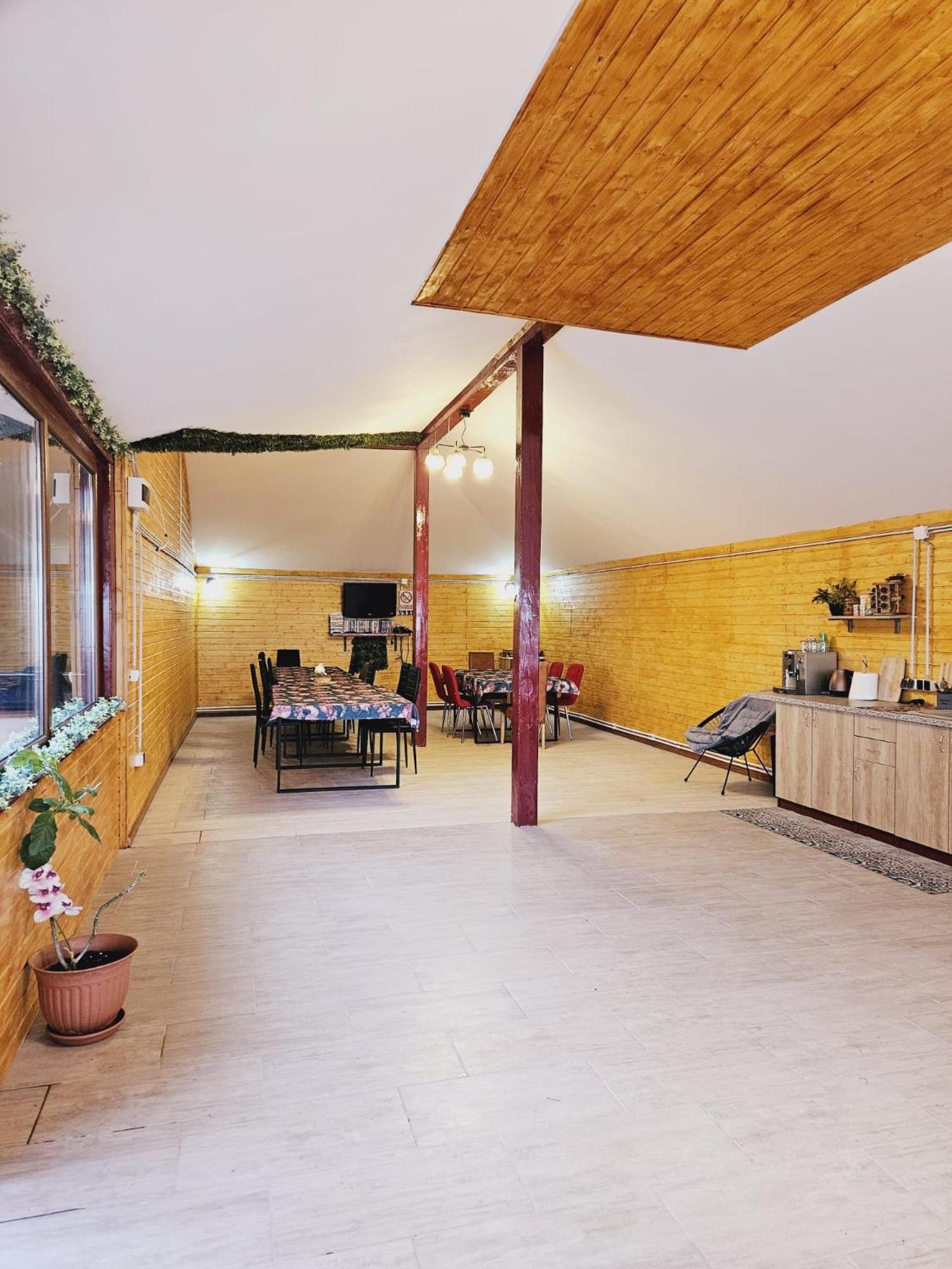 La cabana sus in deal Ferma pedagogica