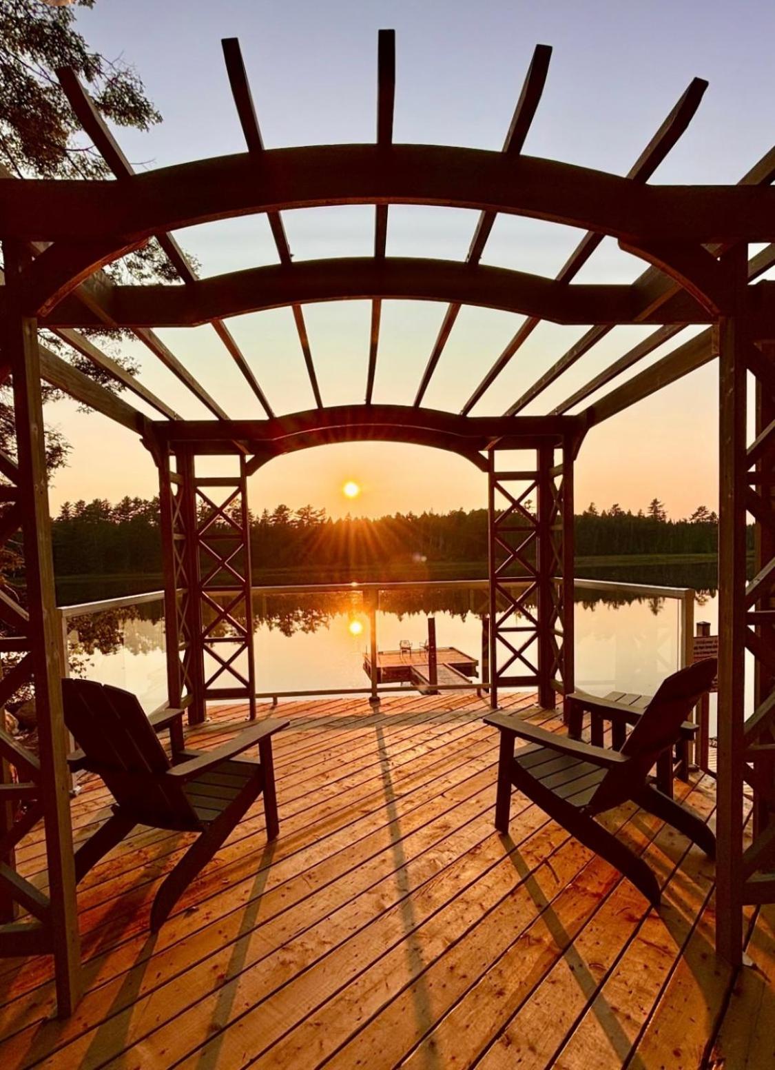 The Hideaway Cottage with Private trails
