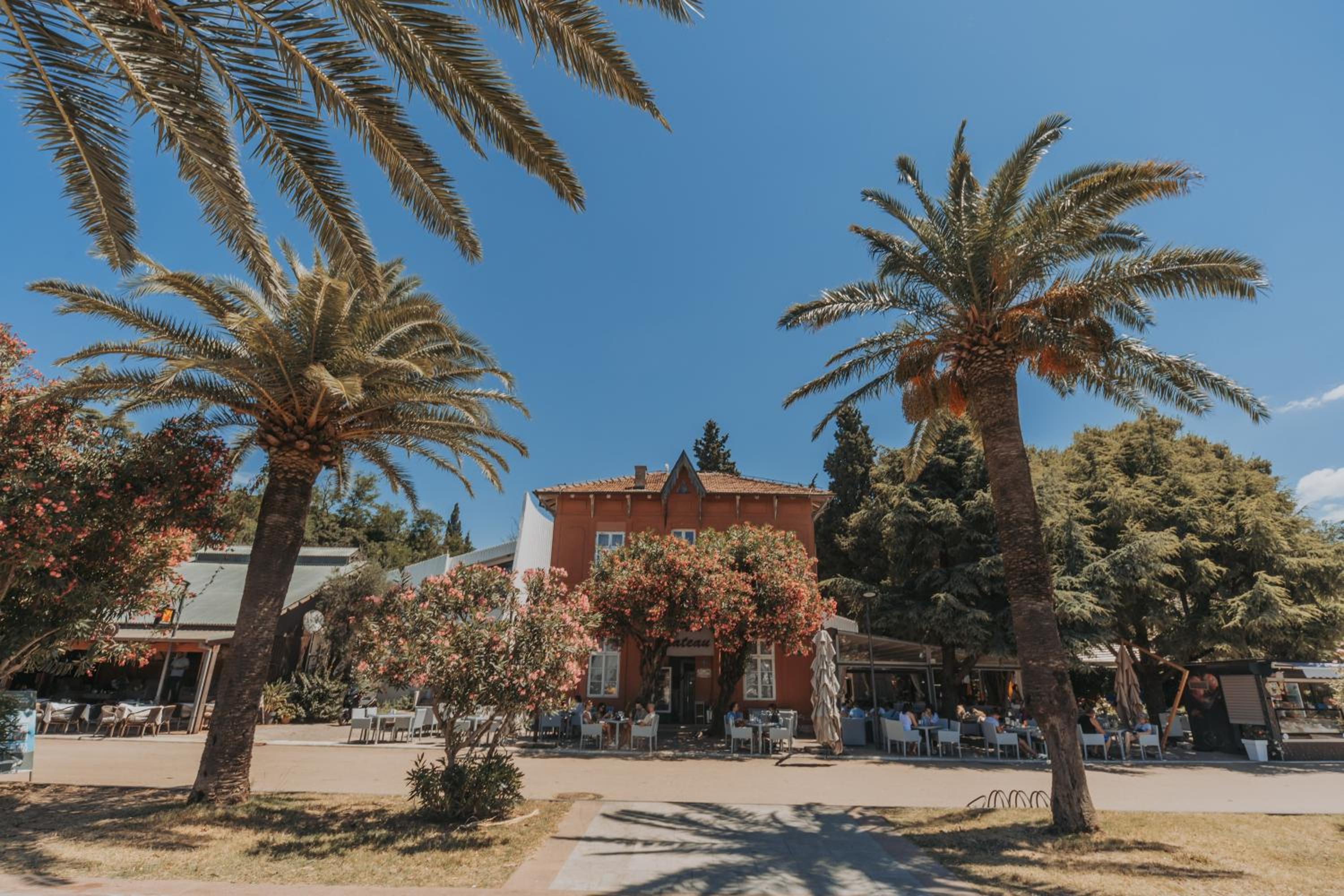 Hotel Le Petit Chateau - Image 1