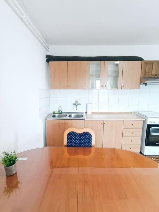 Quiet And Renovated Apartment FREE PARKING FREE WIFI view 2
