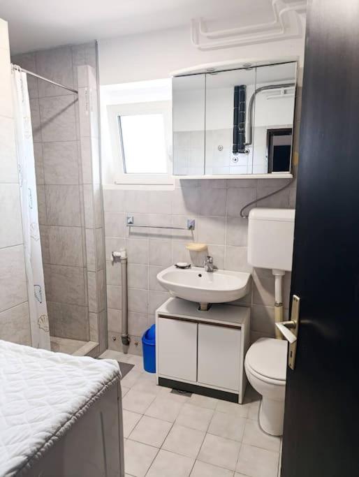 Quiet And Renovated Apartment FREE PARKING FREE WIFI view 3