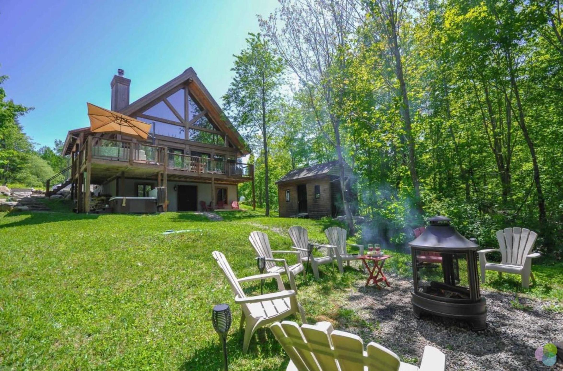 Peaceful Log-Style Chalet with hot tub