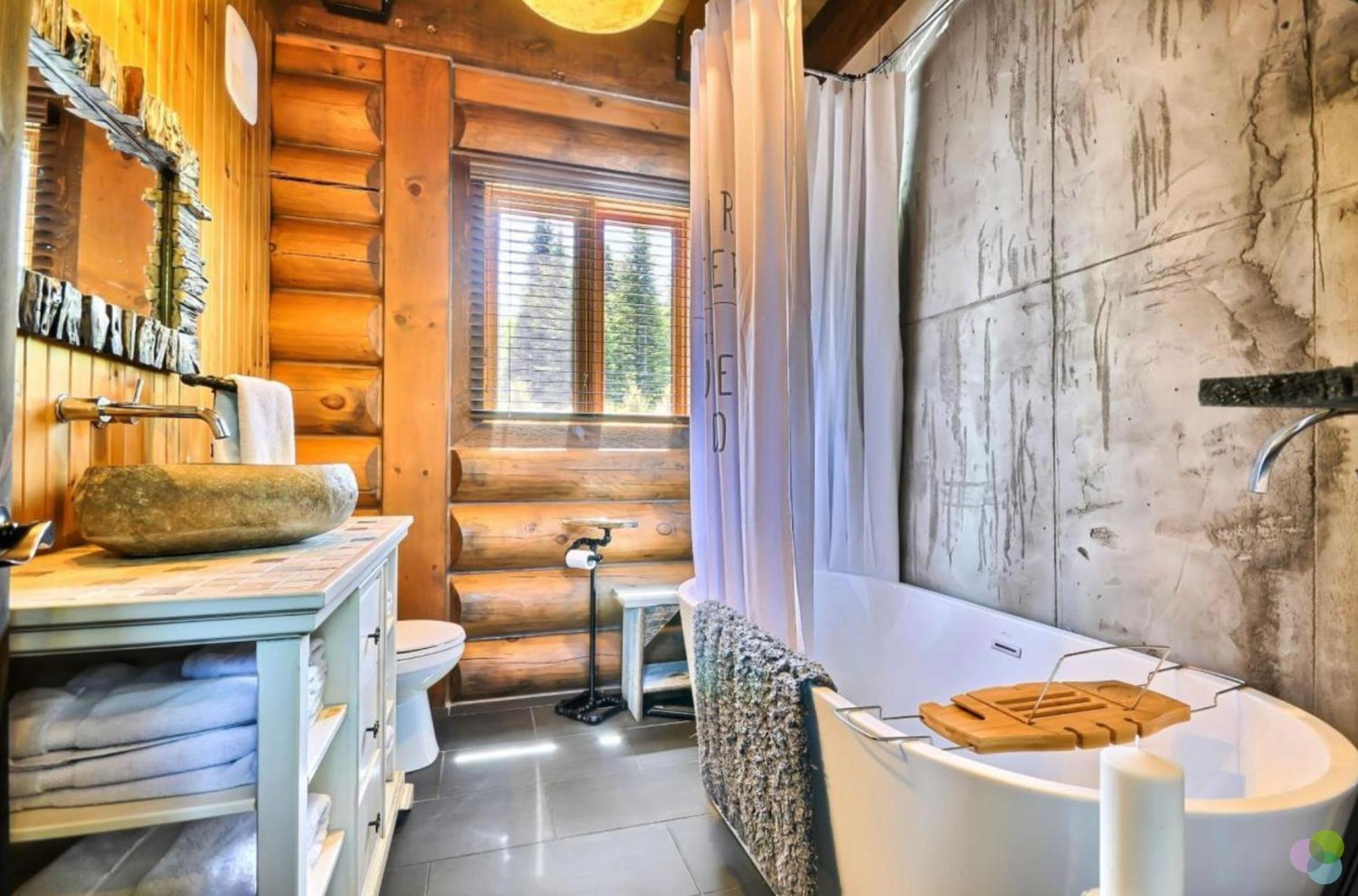 Peaceful Log-Style Chalet with hot tub