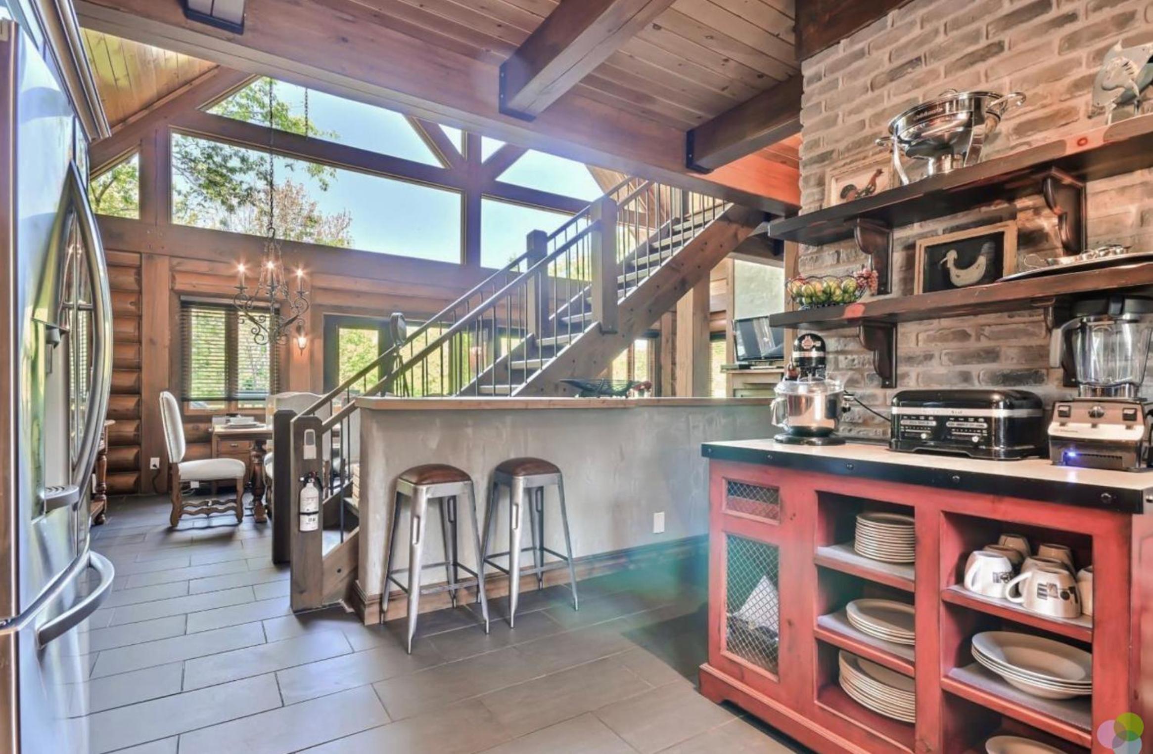 Peaceful Log-Style Chalet with hot tub