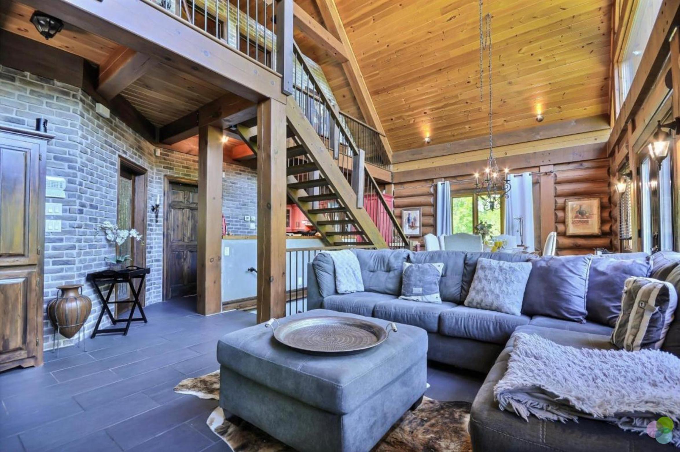 Peaceful Log-Style Chalet with hot tub