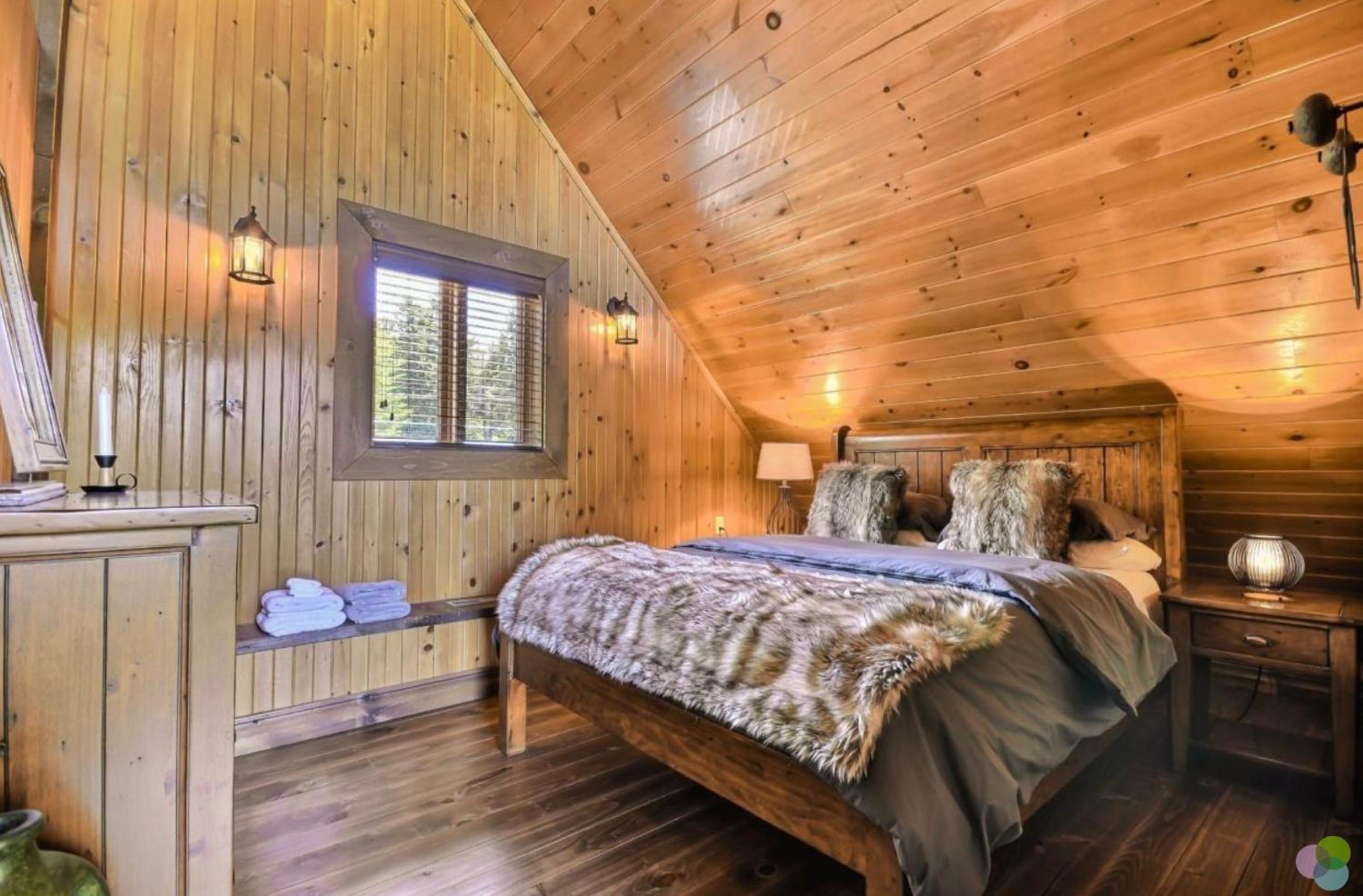 Peaceful Log-Style Chalet with hot tub