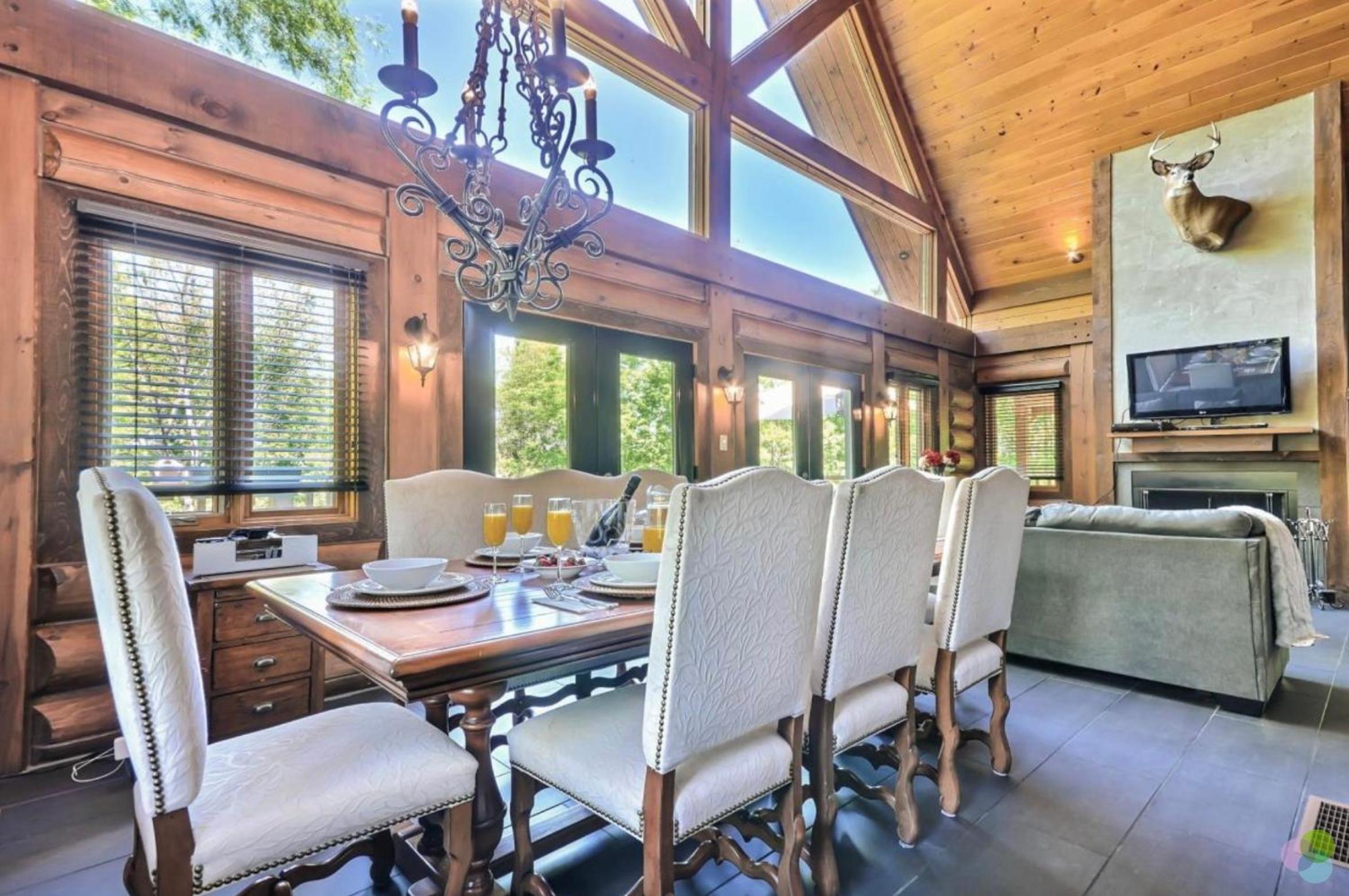 Peaceful Log-Style Chalet with hot tub