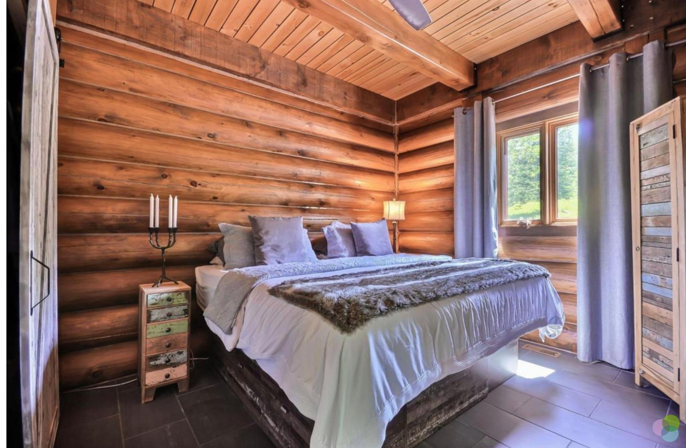 Peaceful Log-Style Chalet with hot tub
