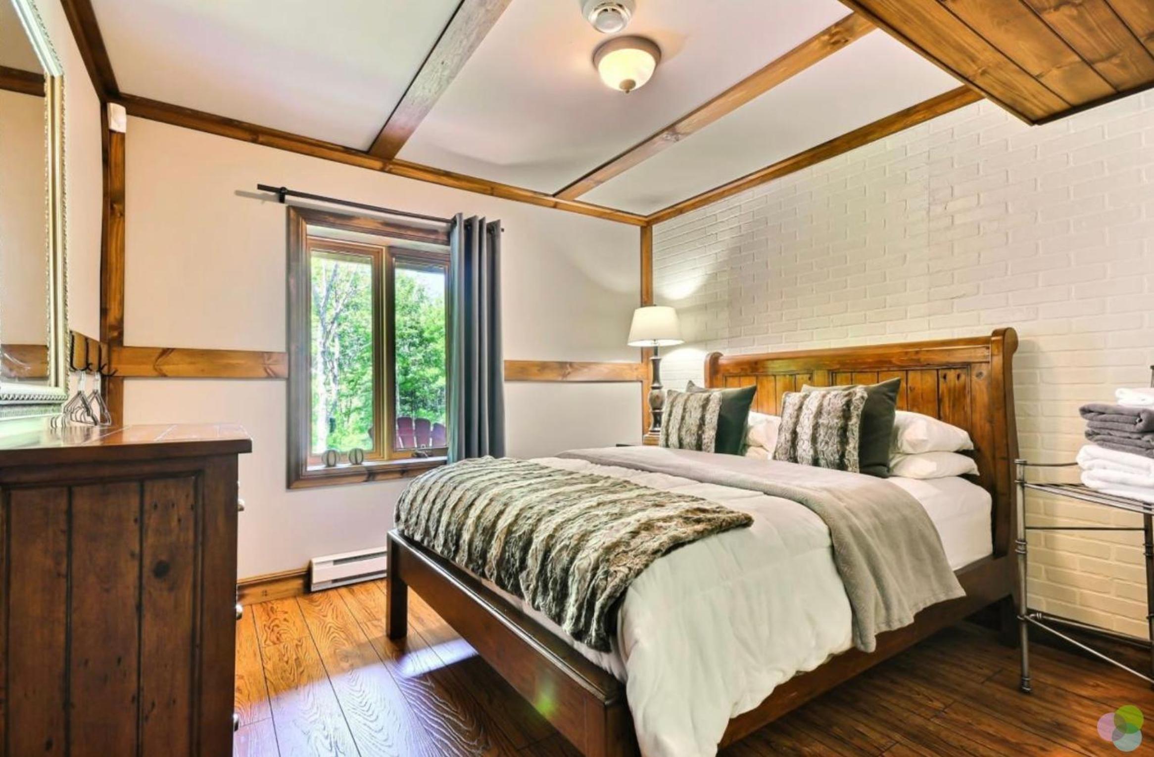 Peaceful Log-Style Chalet with hot tub