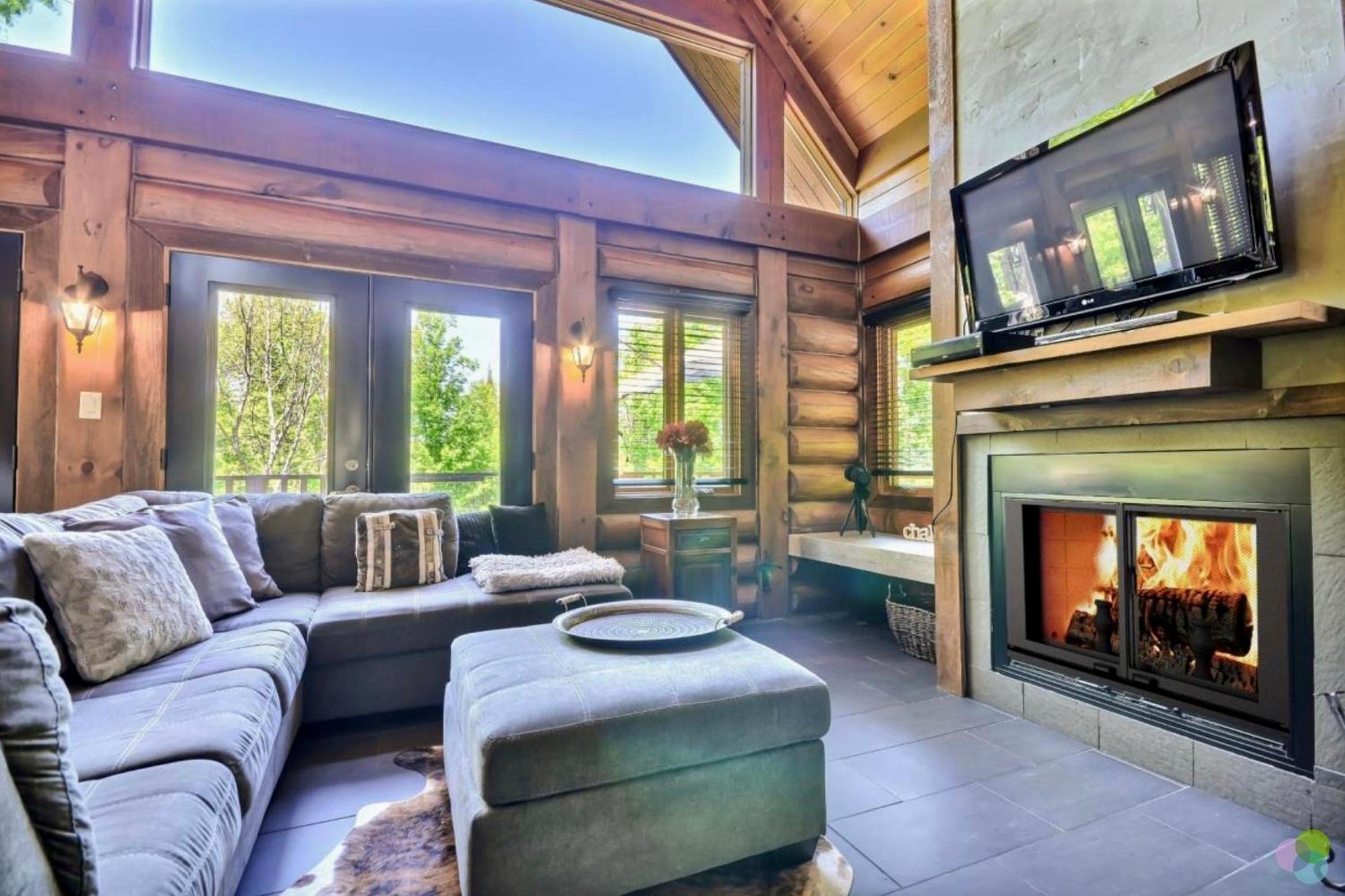 Peaceful Log-Style Chalet with hot tub
